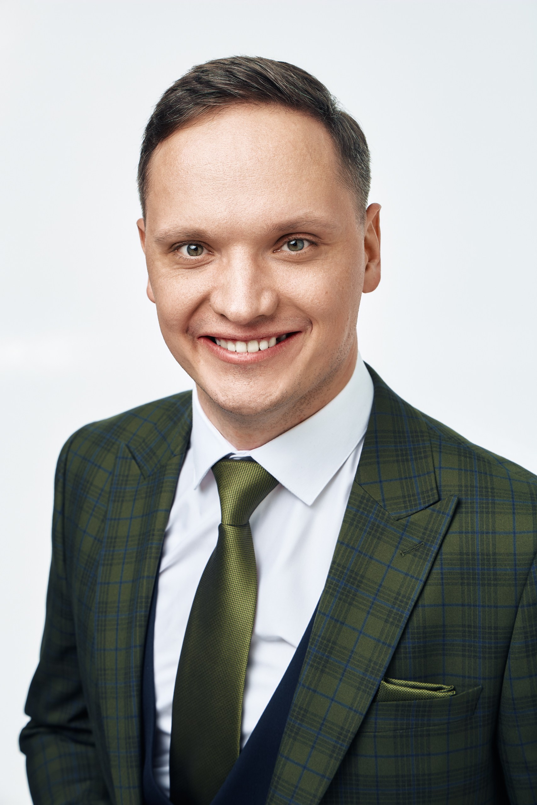 Мужчина в деловом стиле позирует для корпоративного портрета с естественной осанкой