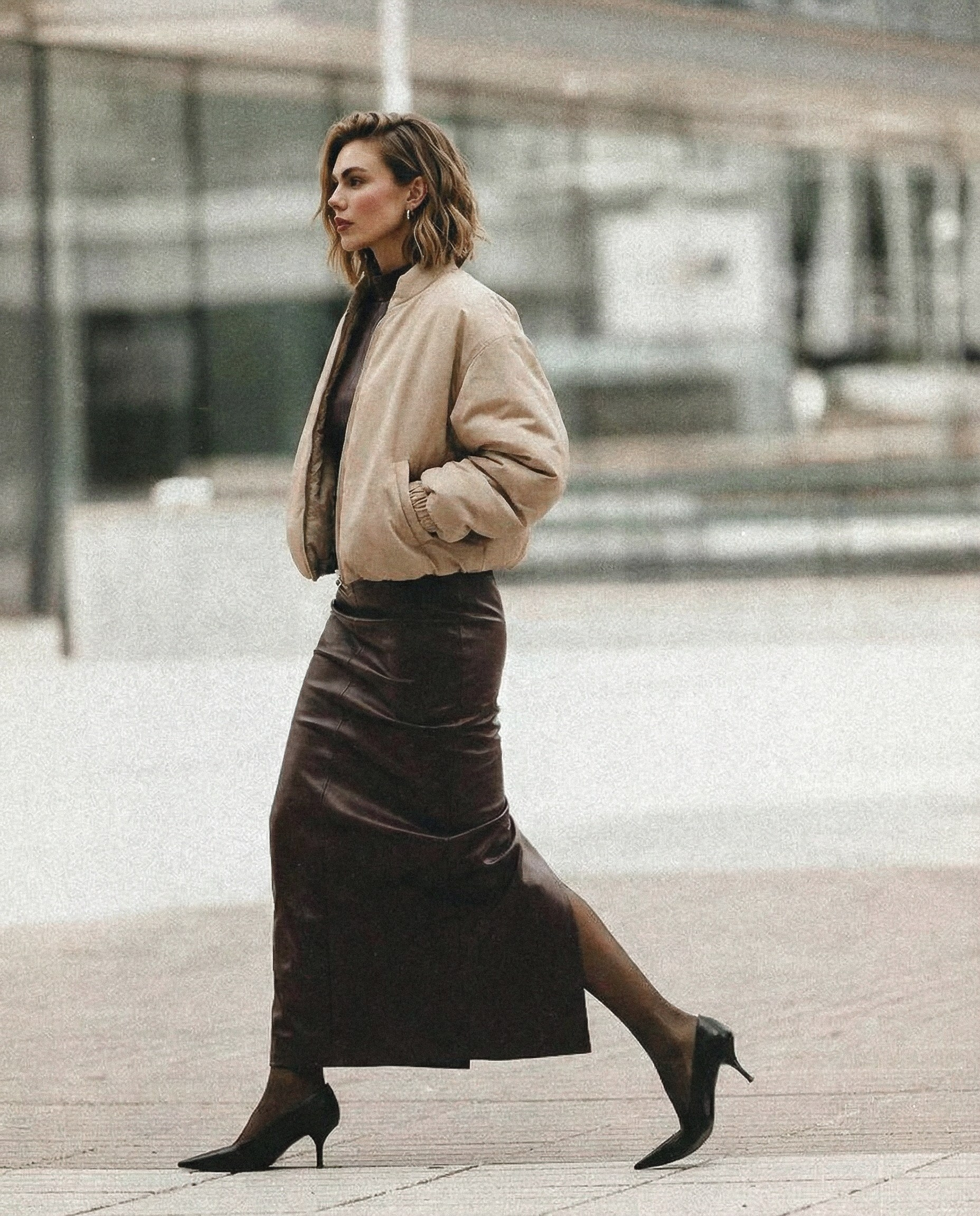 ИИ-стрит-кадр для бренда одежды — женщина в длинном коричневом пальто идет по деловому району города