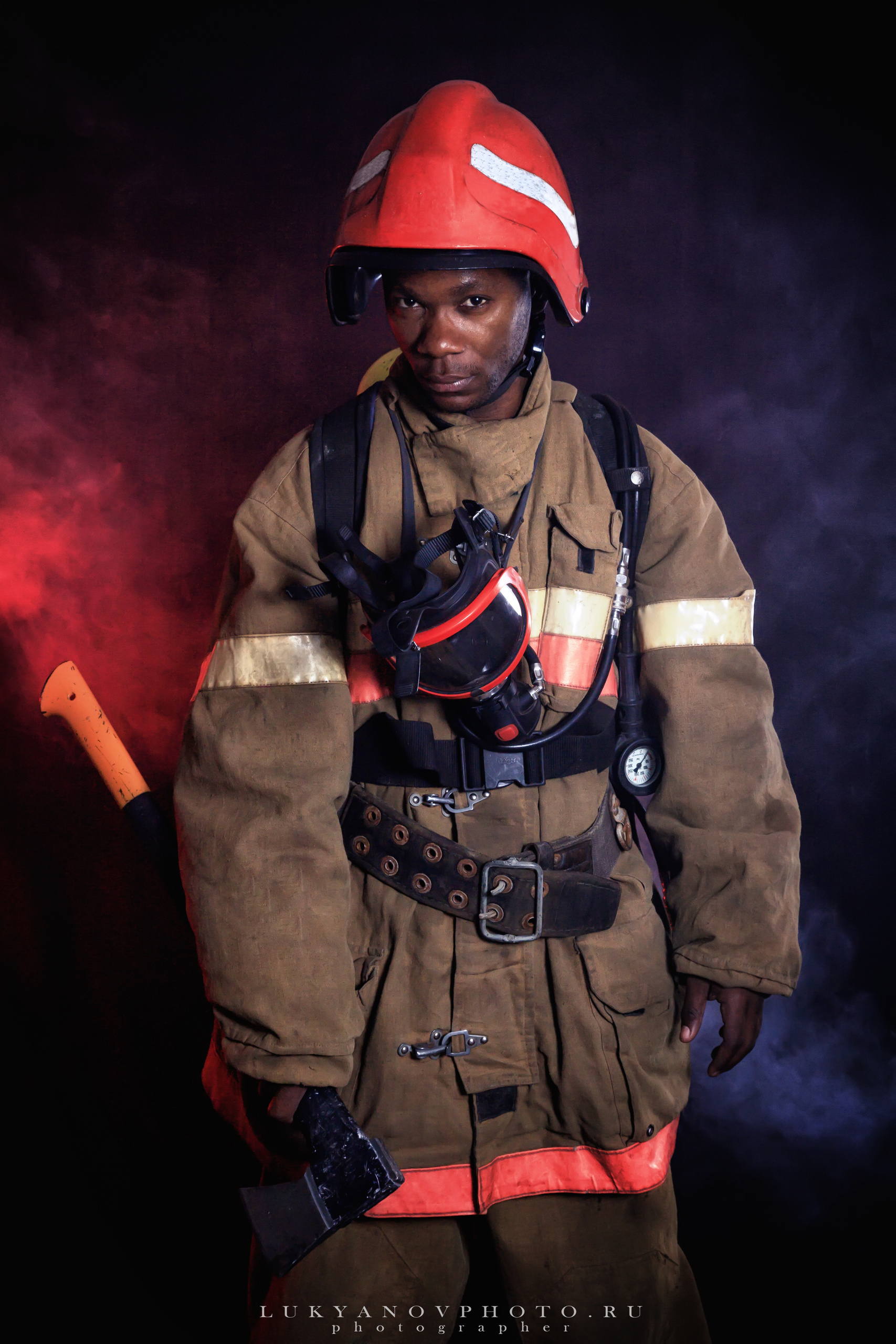 Фотограф - Лукьянов Виталий Тульская область г.Новомосковск
+79105549994
фотопроект "Афроамериканский пожарный" 
#lukyanovphoto #luky_photograph