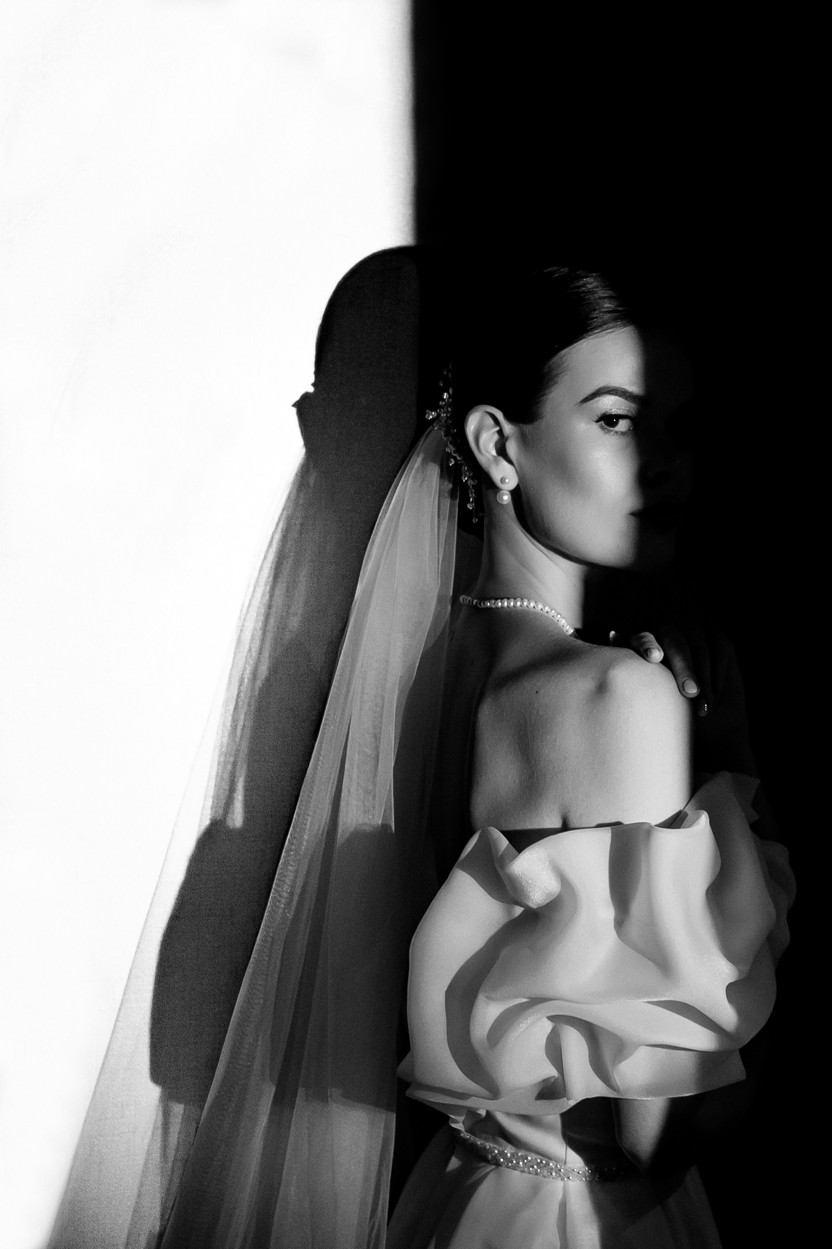 Черно-белый портрет невесты в отеле