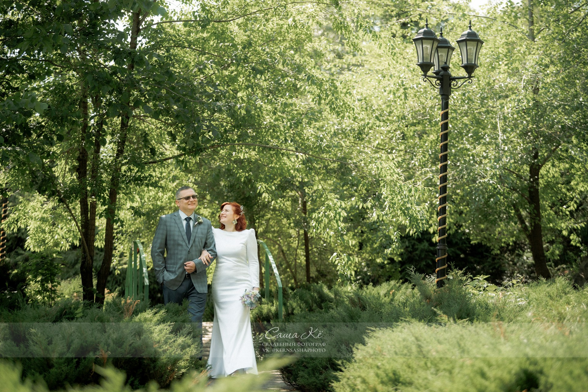 Пара держится за руки в Березовой роще