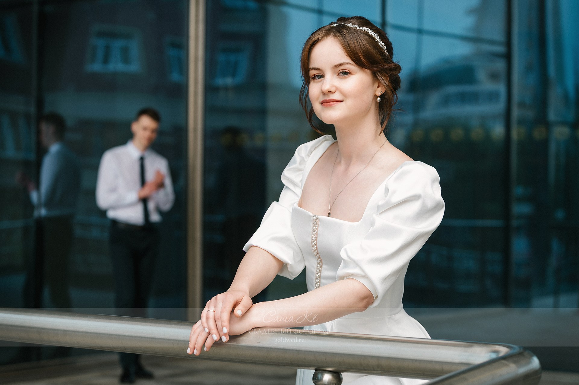 Свадебная прогулка А&А около концертного зала имени АМ Каца. Свадебный, семейный и event фотограф в Новосибирске и Новосибирской области Саша Кё