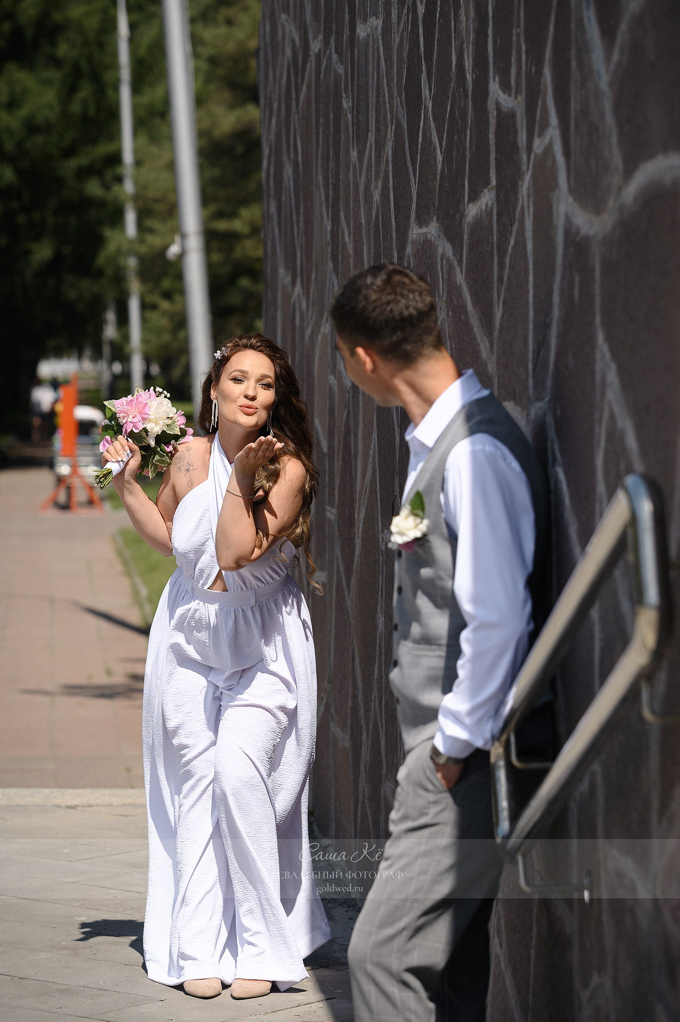 Свадебная фотосессия в Нарымском сквере Новосибирска. Свадебный и семейный, event фотограф, фоторепортаж в Новосибирске — Саша Кё