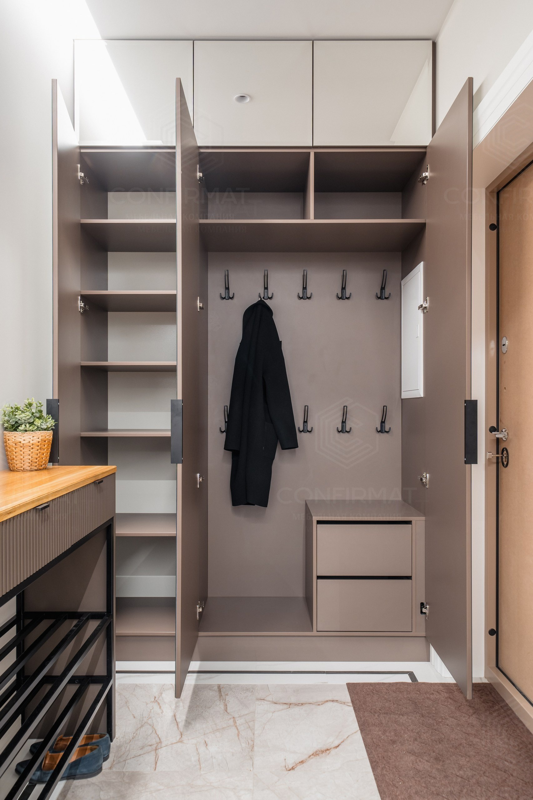 Зеркальный шкаф 40 см глубиной и обувница. Мебель на заказ