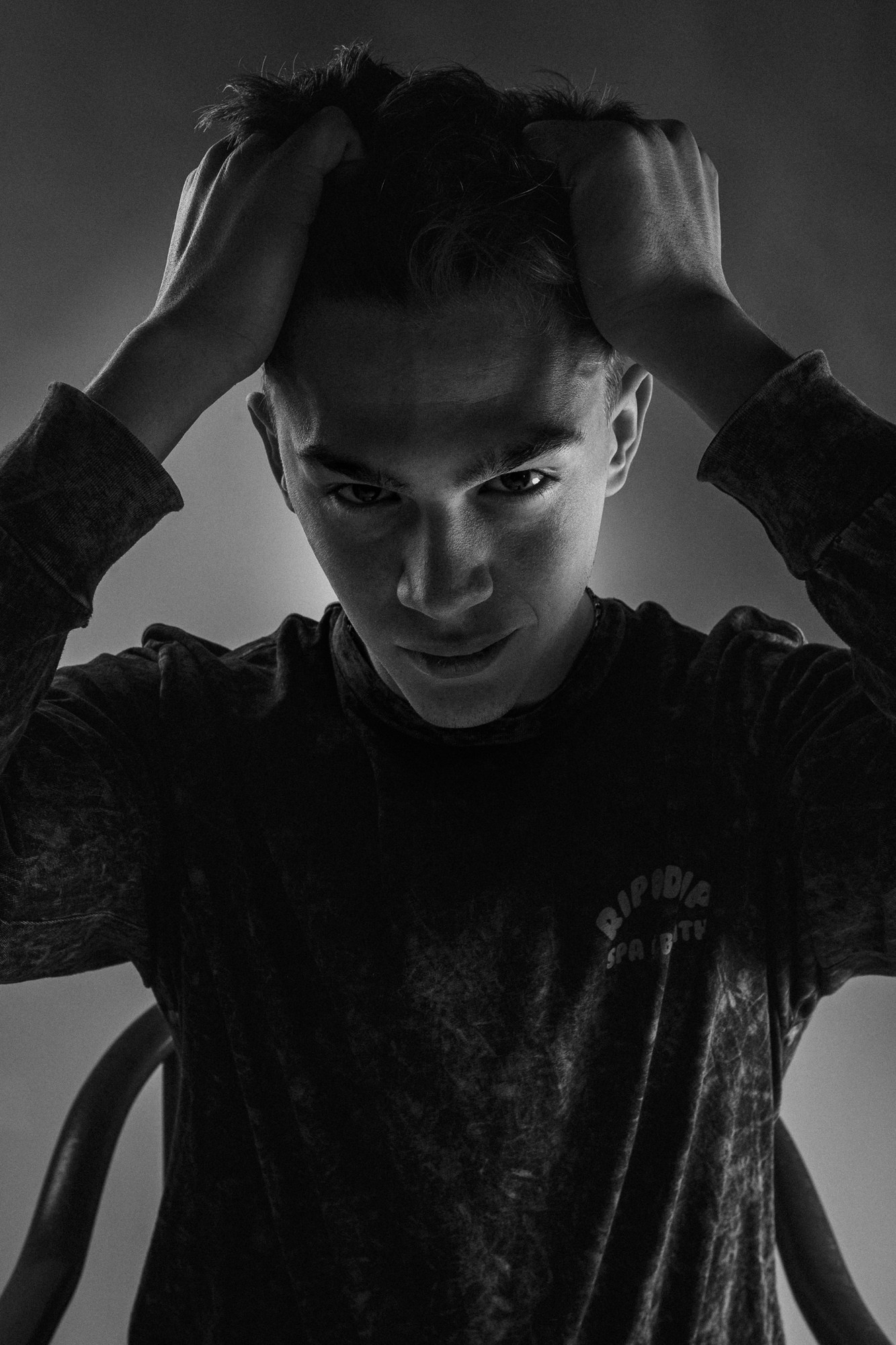 мужской эмоциональный портрет ,чб, улыбка,нуар