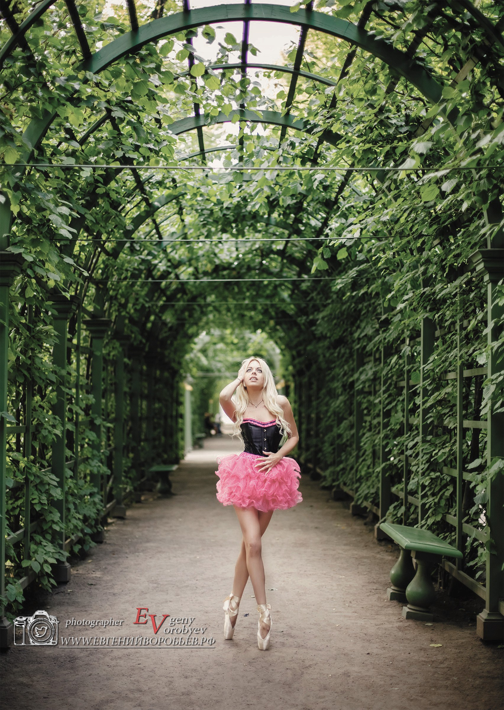 женская фотосессия Красноярск фото для девушки фотограф Красноярск фотосессия для сайта знакомств Красноярск фото для социальной сети заказать цена стоимость фотосессии в Красноярске пример фото идея место позы для фотосессии девушки в Красноярске фотосессия ИИ фотосессиия нейросеть промт для фотосессии фотосессия фото для социальной сети визажист причёска и макияж Красноярск парк Сады мечты Татышев фотостудия Красноярск бизнес портрет