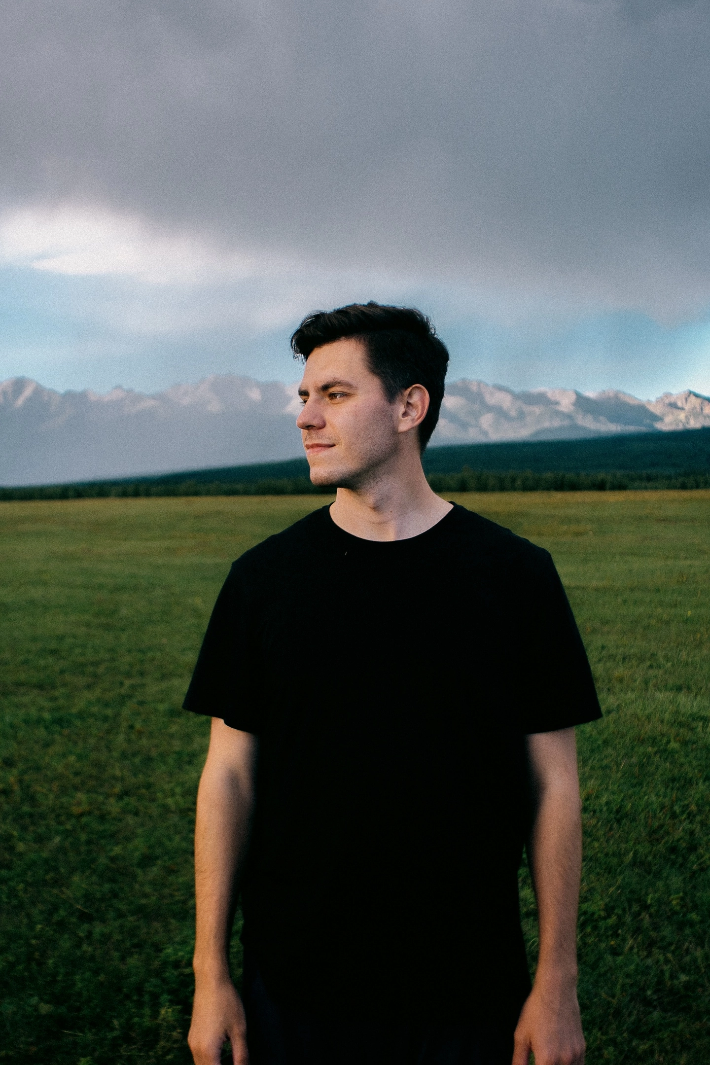 Портрет мужчины, спортивного фотографа, на фоне гор