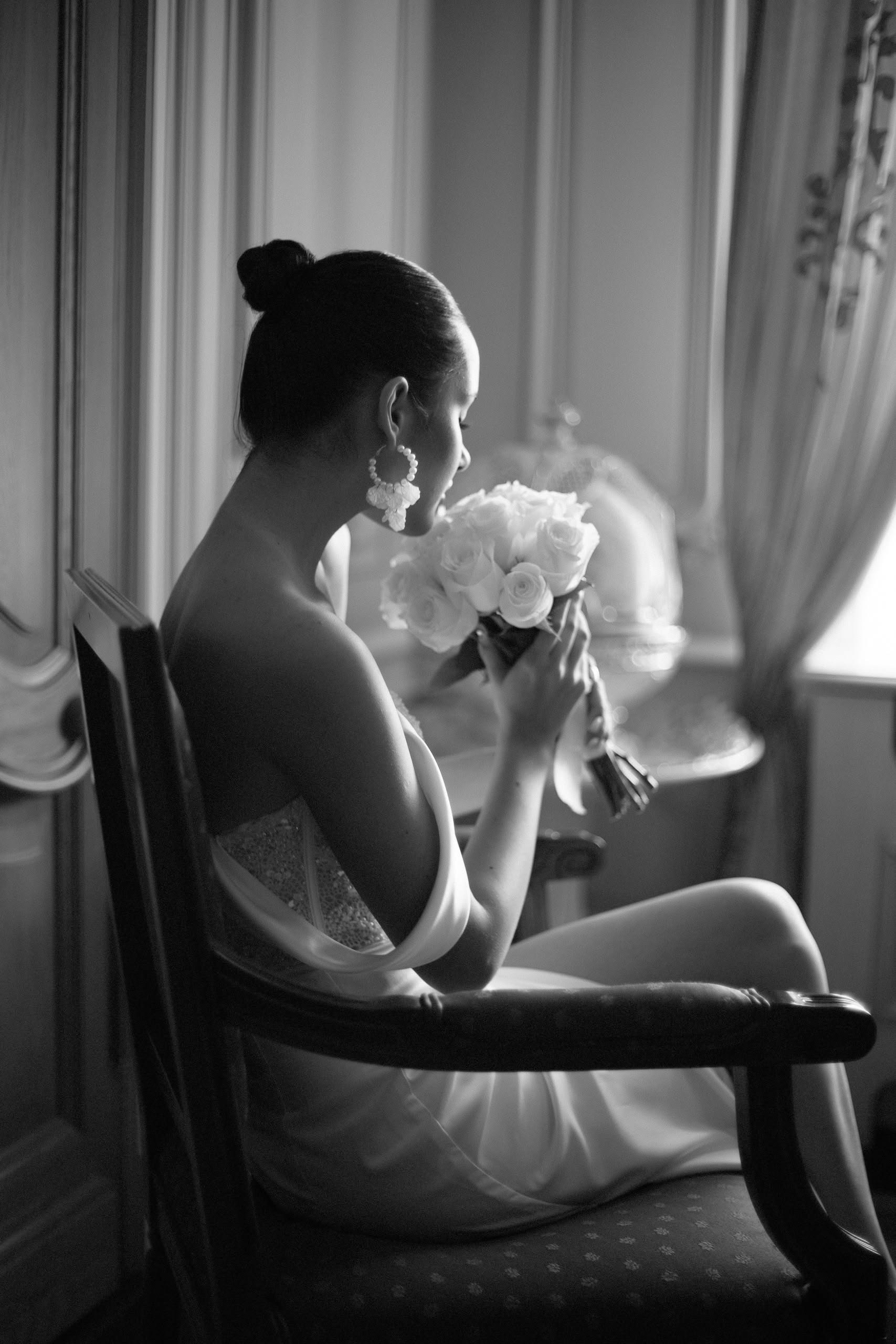 утро невесты невеста с букетом у окна чёрно-белое фото сборы невесты