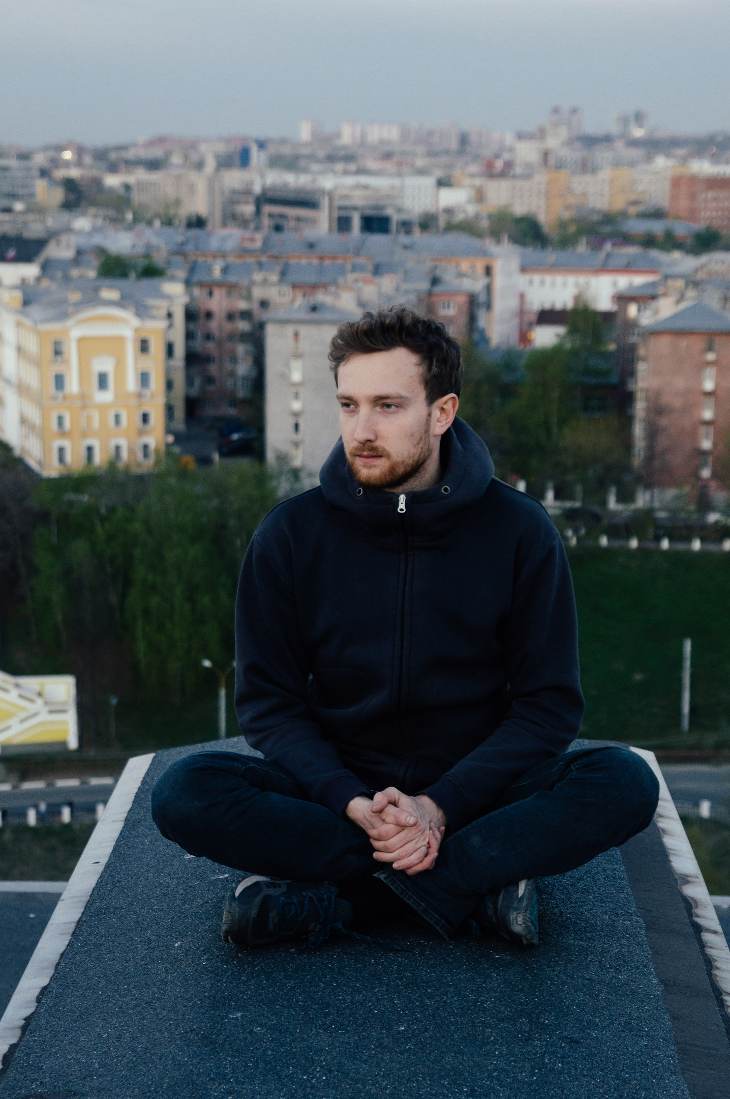 Портретная фотография Андрея Орехова на крыше. Нижний Новгород