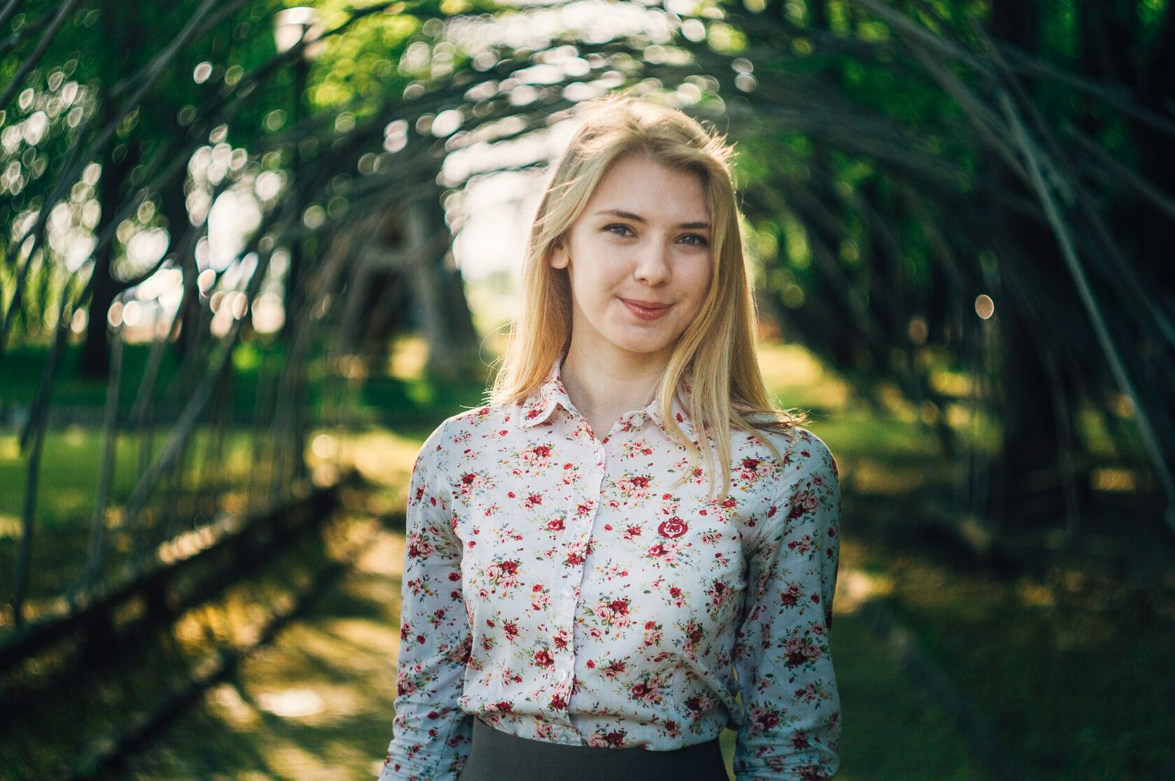 Портретная фотография молодой девушки в арке. Нижний Новгород