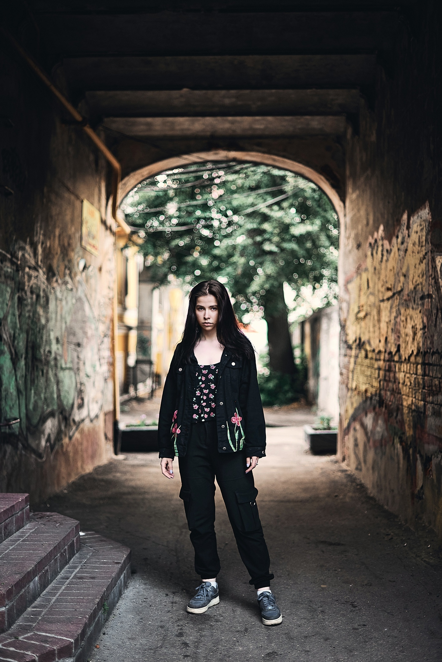 Портретная фотография молодой девушки в арке. Нижний Новгород