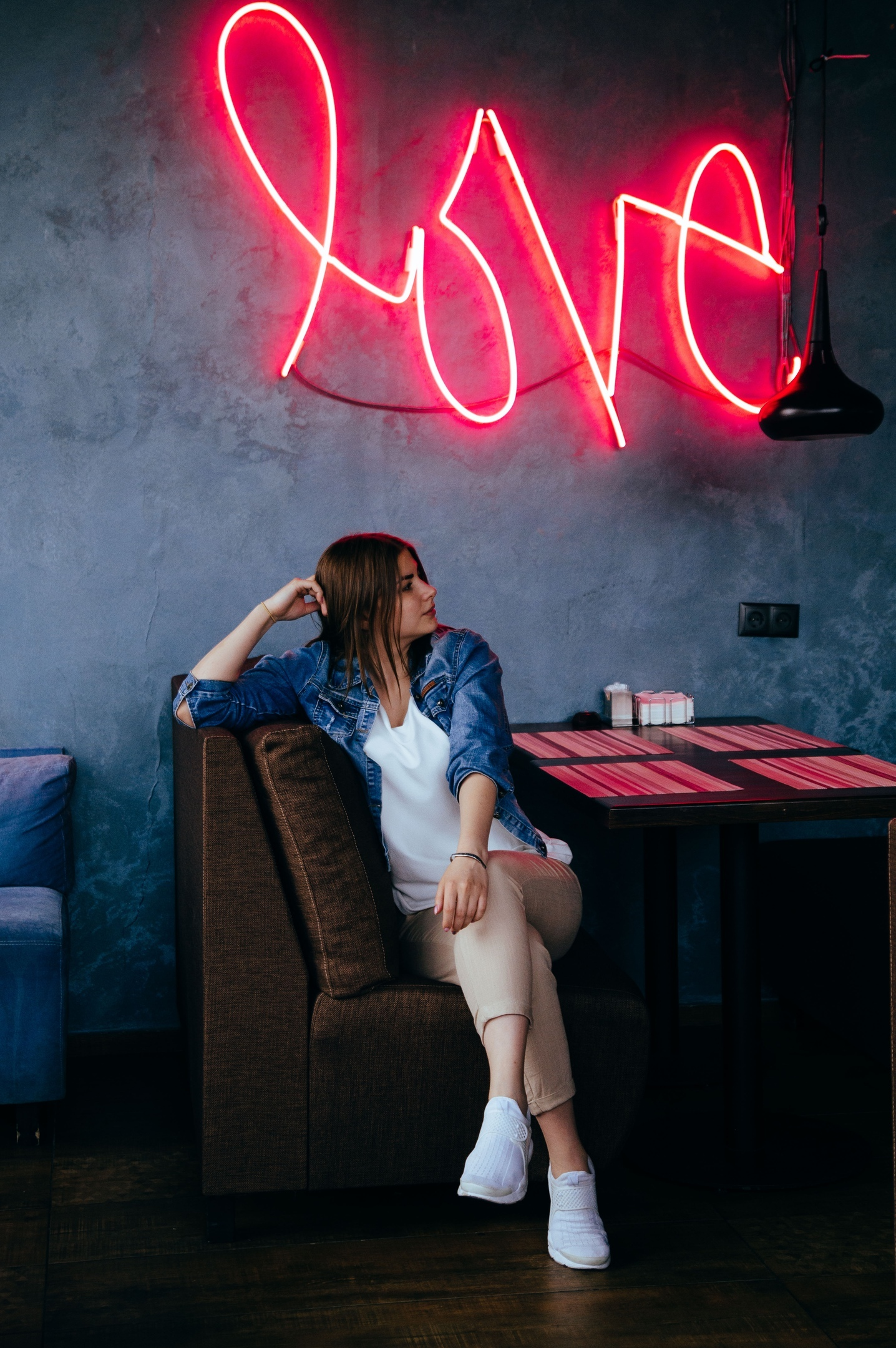 Портретная фотография молодой девушки в кафе и ресторане. Нижний Новгород