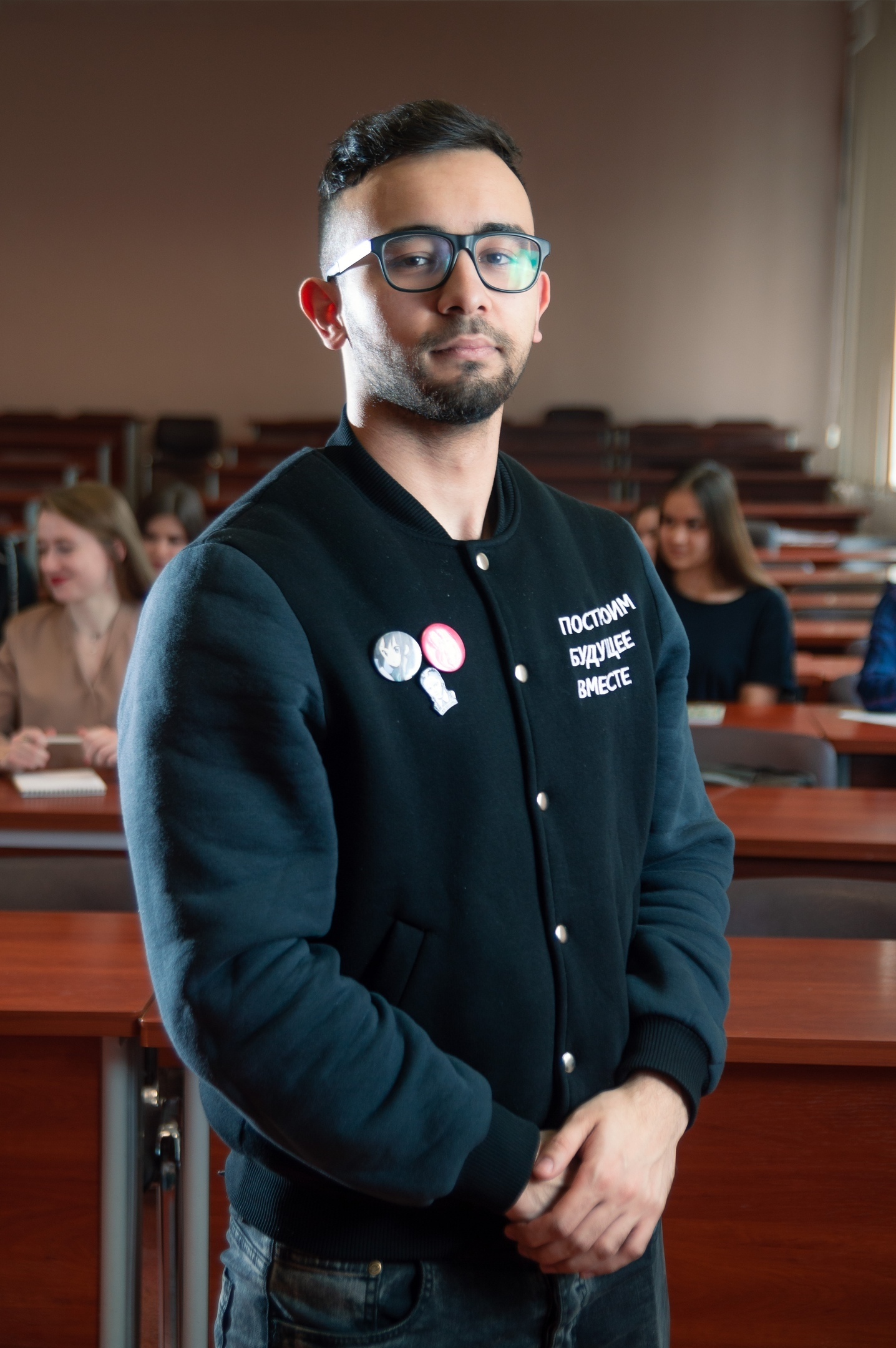 Портретная фотография молодого парня в помещении. Нижний Новгород