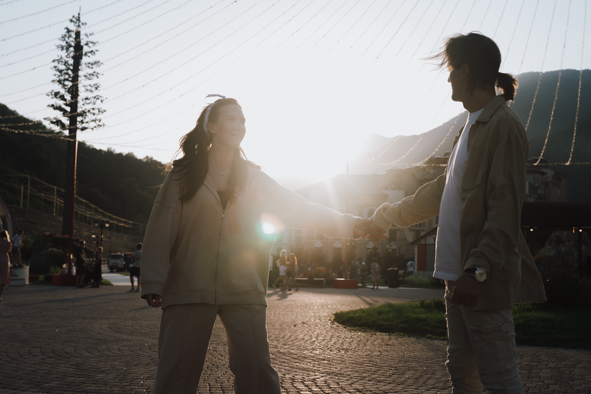 Закатный кадр пары на фоне гор