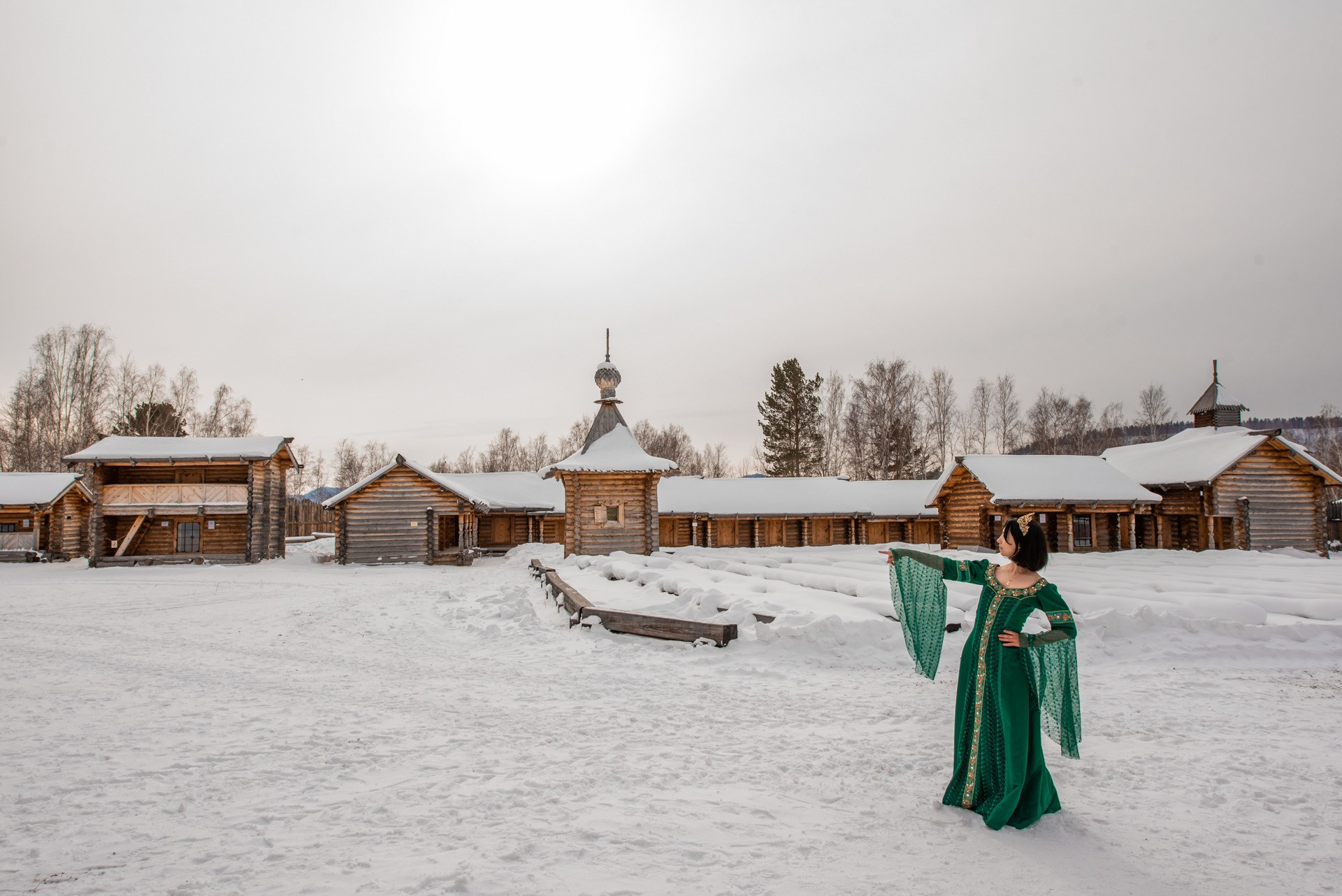 Платье атласное изумрудное с вышивкой хозяйка медной горы. Ольга Ли свадебный семейный фотограф Иркутск