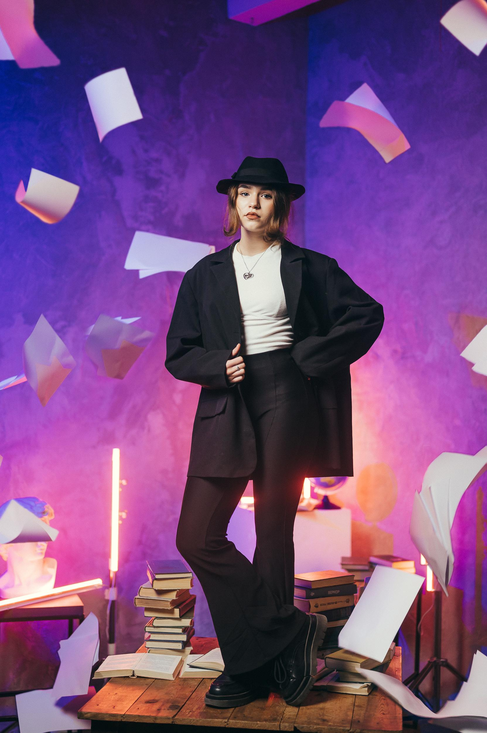 женский портрет для выпускного альбома с цветным светом