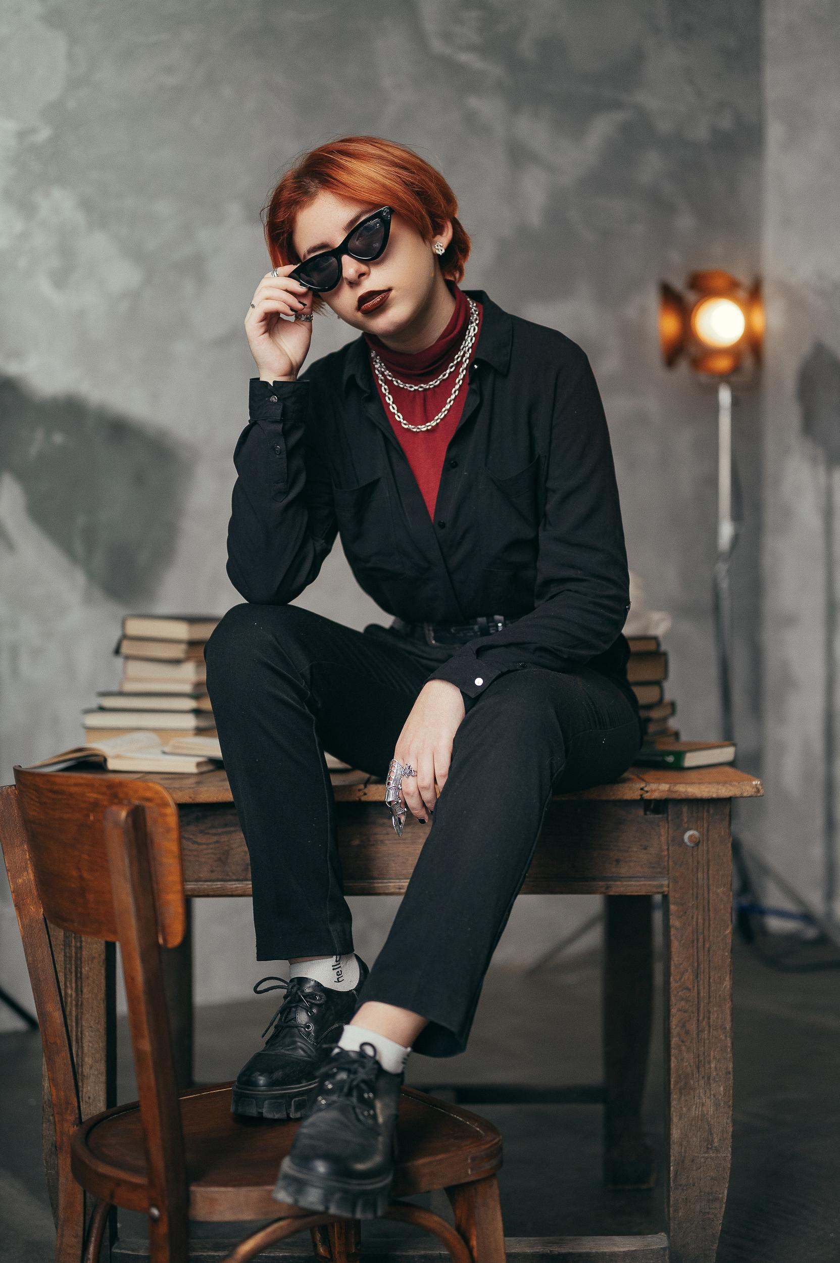 Выпускной альбом портрет в студии в полный рост