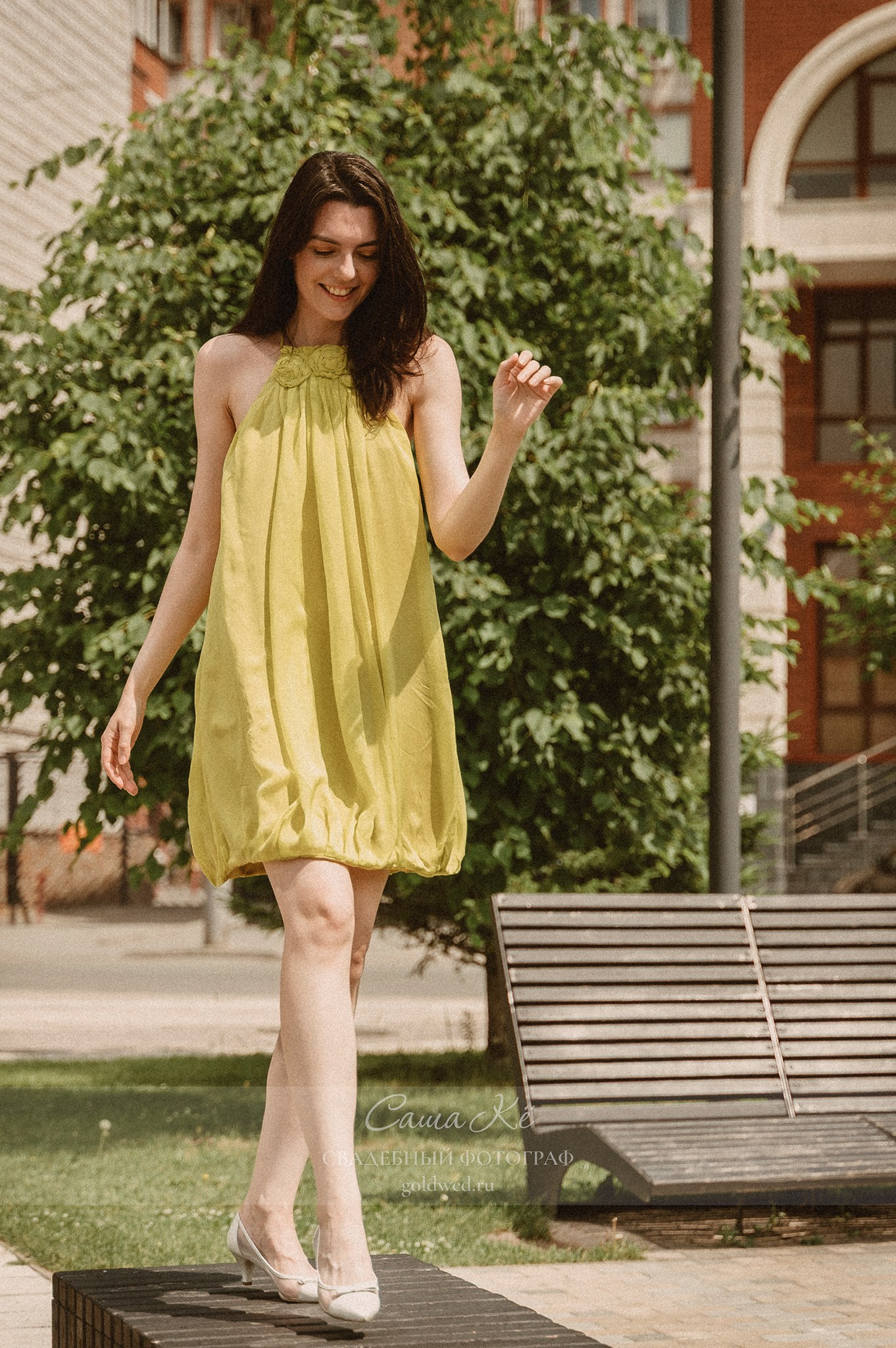 Стильная фотосессия в стиле fashion на закате, романтика прогулка по городу, модель показывает эмоции и нежность. Фотограф Новосибирск Саша Кё.