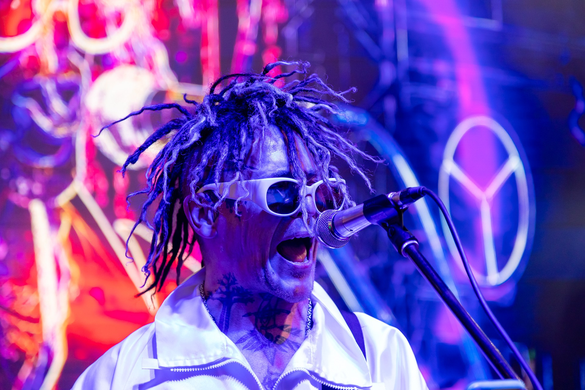 Красавчик на концерте