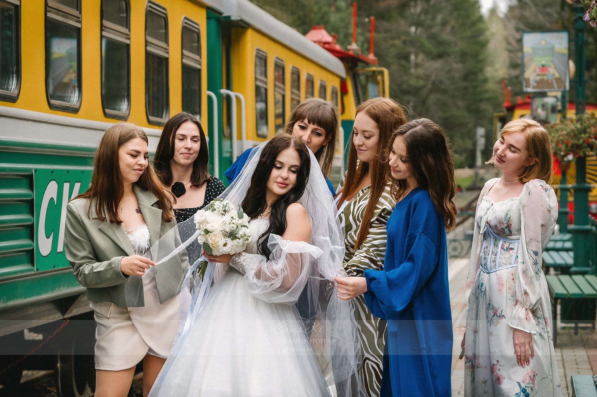 Семья молодоженов на свадебной церемонии