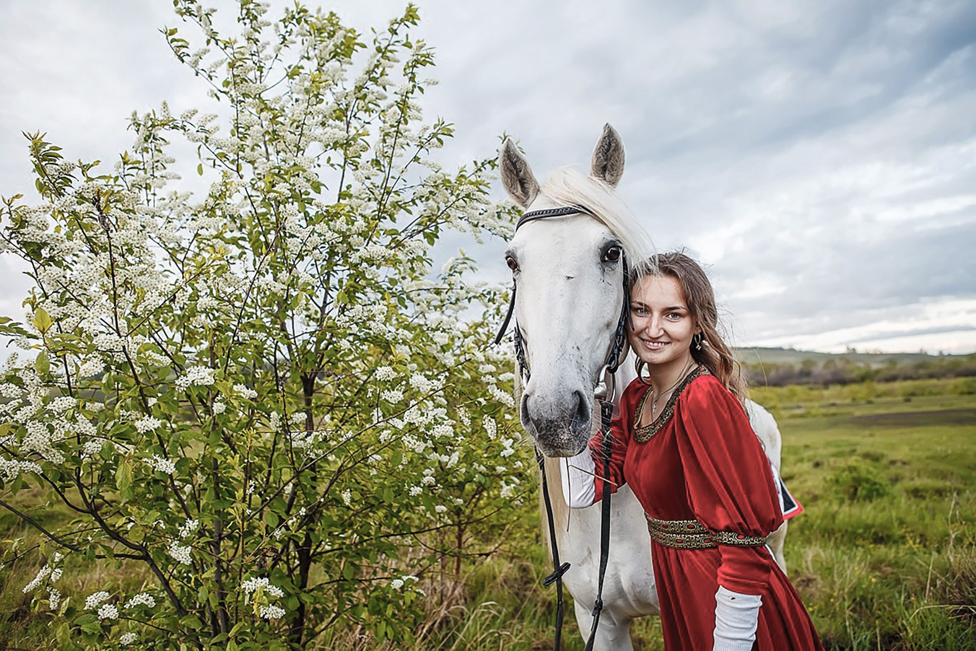 женская фотосессия Красноярск фото для девушки фотограф Красноярск фотосессия для сайта знакомств Красноярск фото для социальной сети заказать цена стоимость фотосессии в Красноярске пример фото идея место позы для фотосессии девушки в Красноярске фотосессия ИИ фотосессиия нейросеть промт для фотосессии фотосессия фото для социальной сети визажист причёска и макияж Красноярск парк Сады мечты Татышев фотостудия Красноярск бизнес портрет