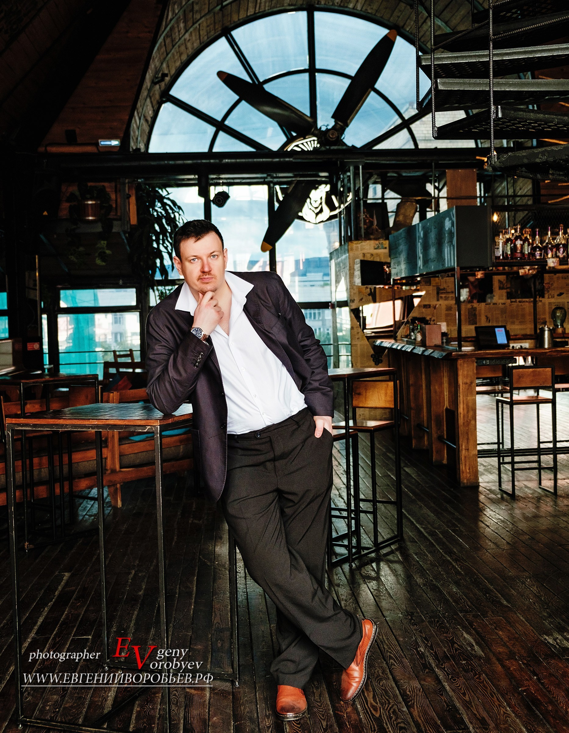 мужская фотосессия для сайта знакомств социальных сетей фотограф в Красноярске цена заказать мужскую фотосессию бизнес портрет мужские фото для знакомства с девушкой брутальная фотосессия в городе фотостудии имиджевая фотосессия для мужчины для бизнеса идея  места пример фото образы стилист Красноярск позы для мужской фотосессии генерация фото фотосессия ИИ промты для фотосессии нейросеть  