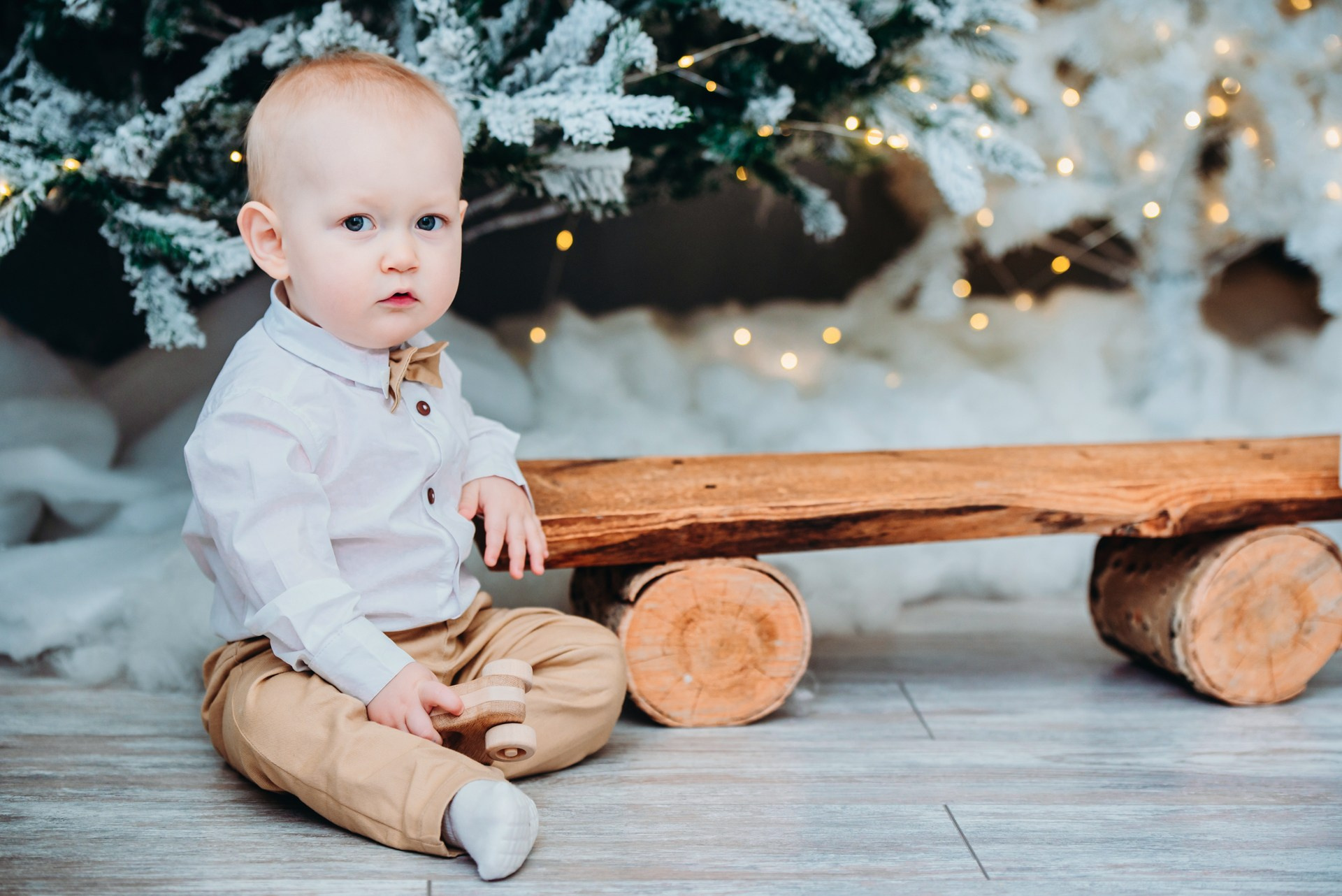 Малыш улыбается в новогодней студии. Ольга Ли свадебный семейный фотограф Иркутск
