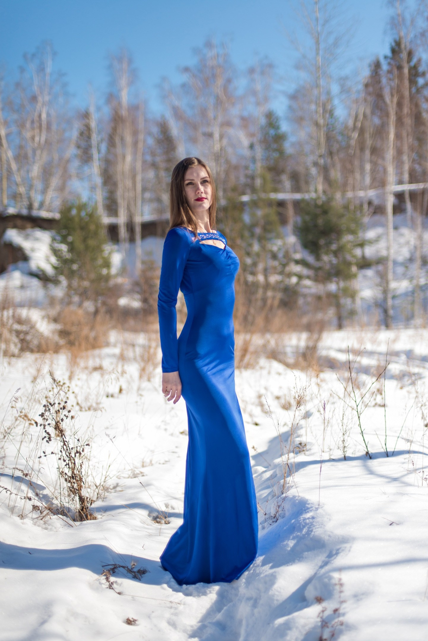 Девушка в синем облегающем силуэтном платье. Ольга Ли свадебный семейный фотограф Иркутск