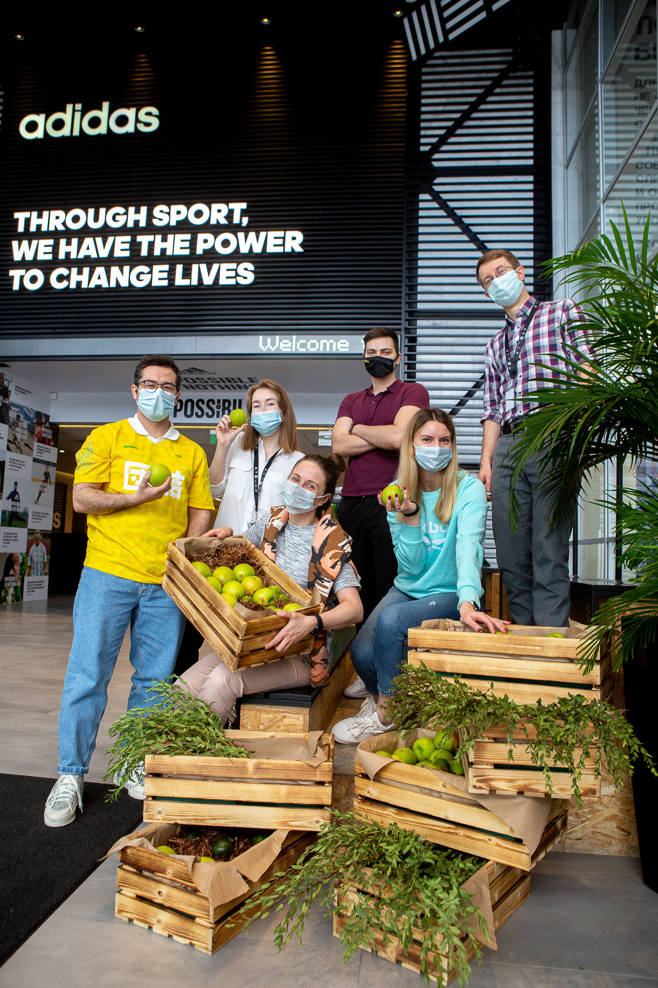 Гендерные праздники Adidas, офис компании