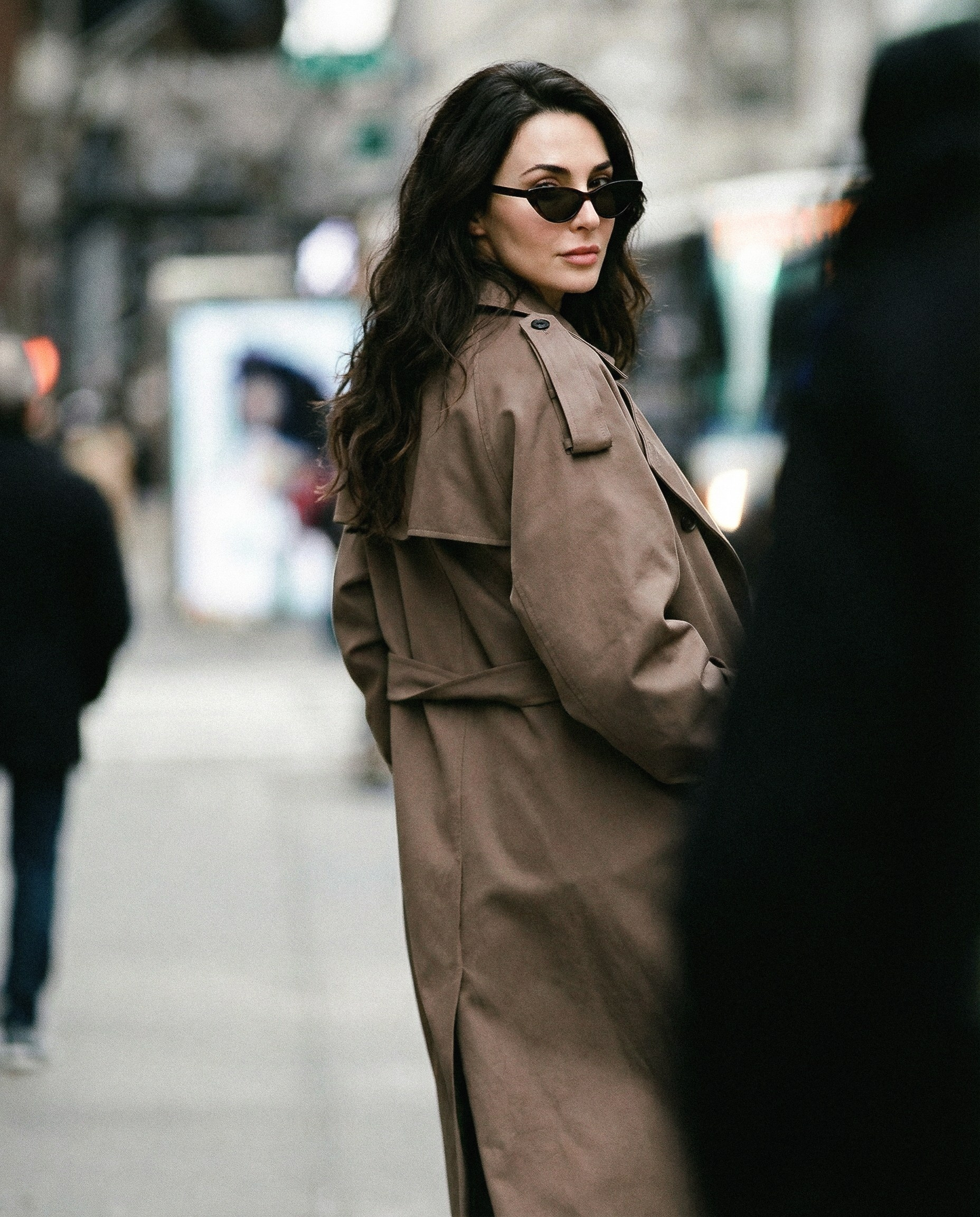 ИИ-имиджевый кадр для бренда одежды — мужчина в сером свитере и зеленой кепке у городской стены с граффити