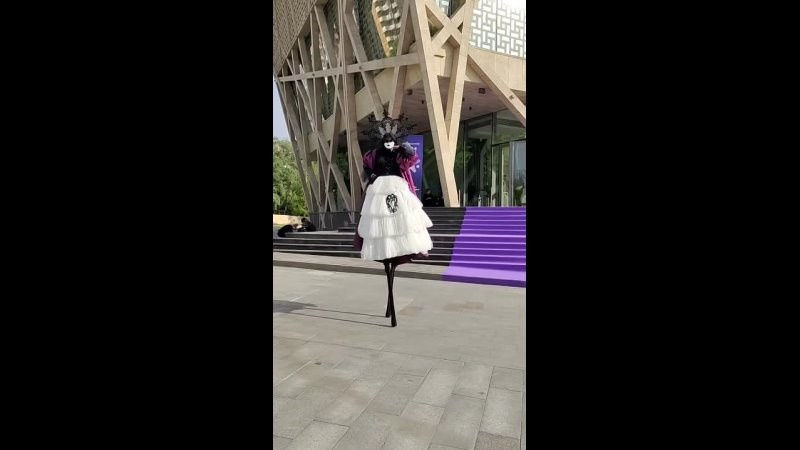 Ходулист на встречу гостей. Мимы и Ходулисты на встречу гостей. Москва