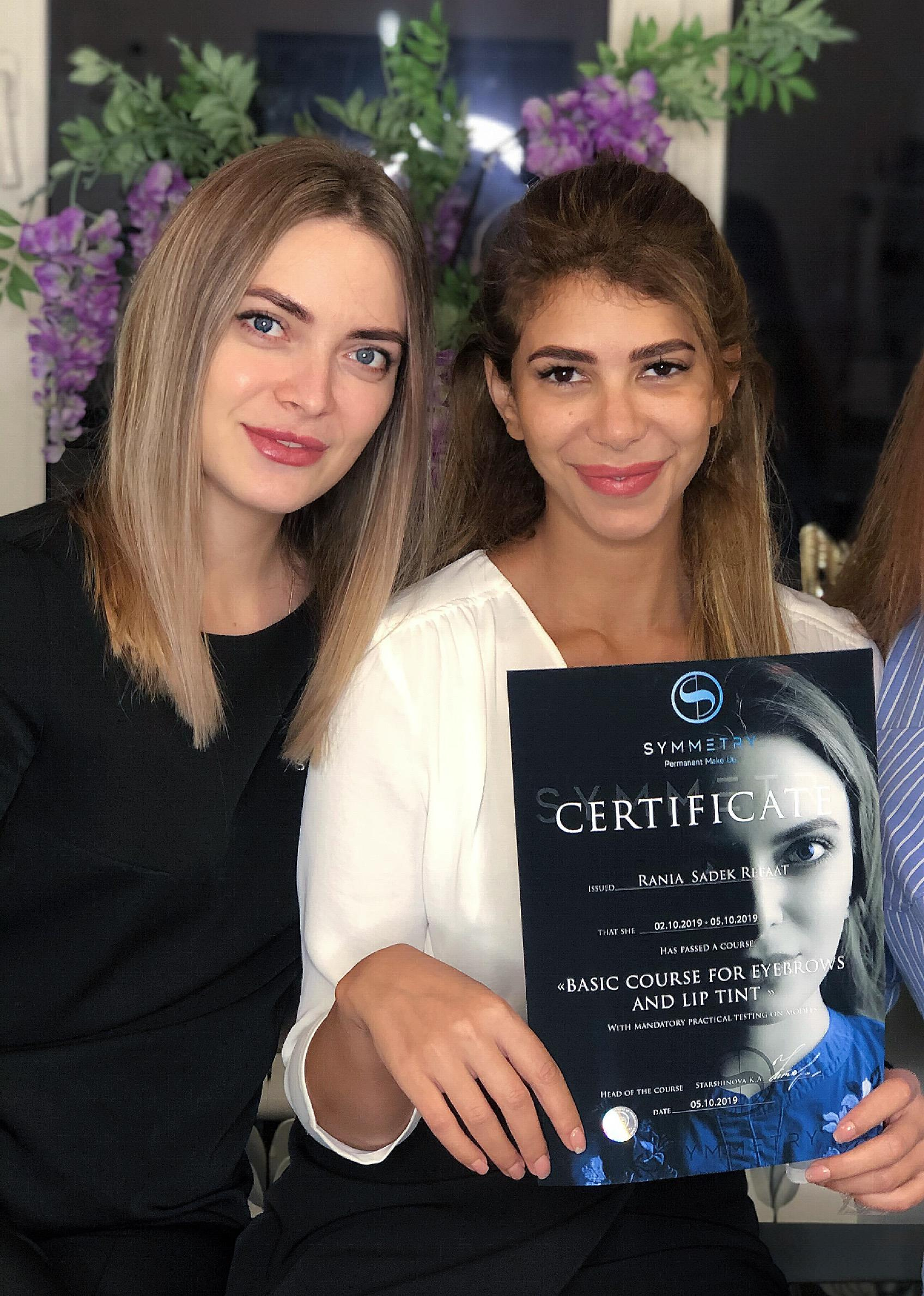 Студентка делает перманентный макияж бровей модели — курс ПМ с нуля