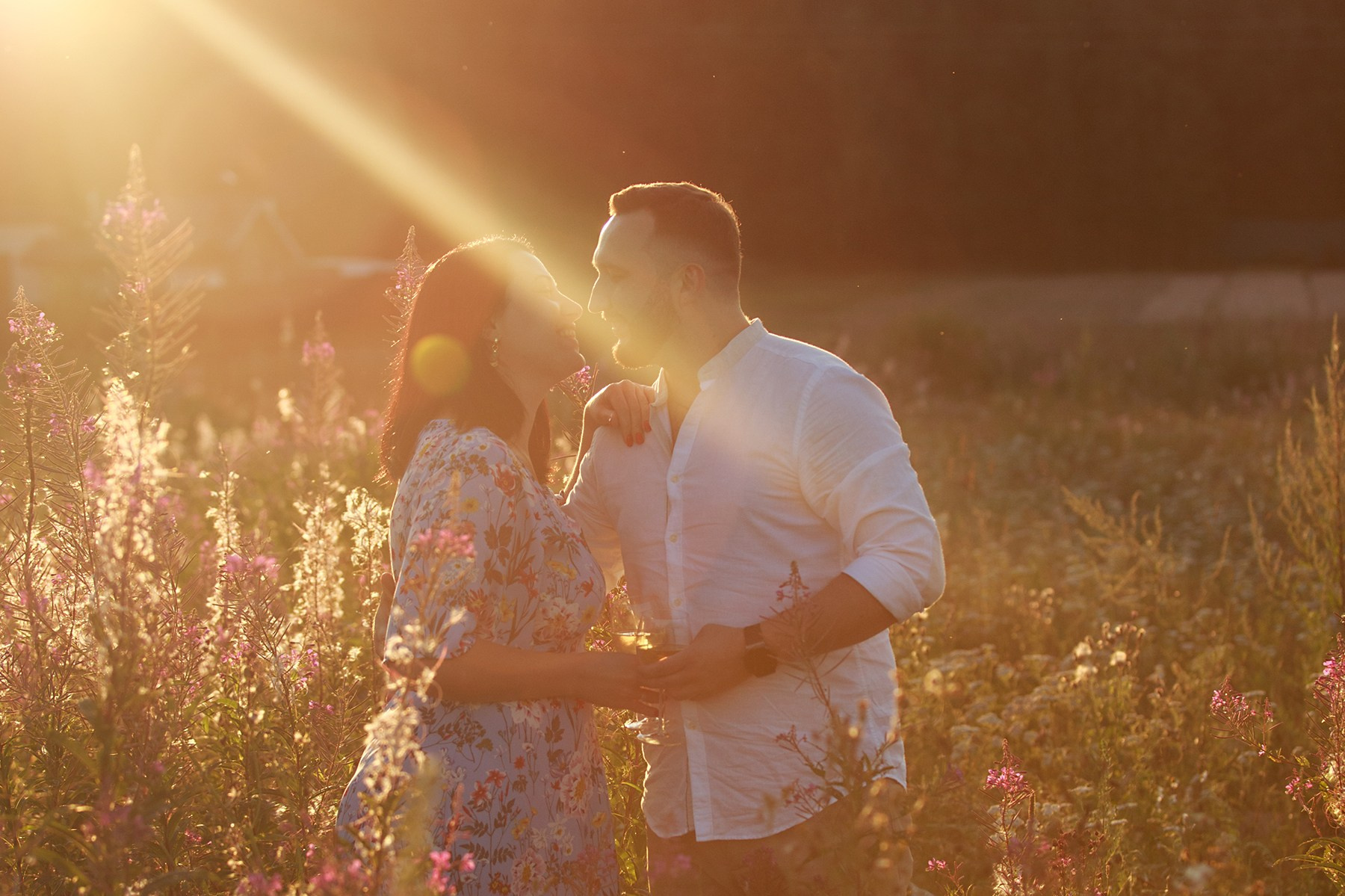 Фотосессия лавстори lovestory на годовщину свадьбы романтическая пара влюблённых в после цветов иван-чай. Семейный и детский фотограф в Москве Мария Быкова