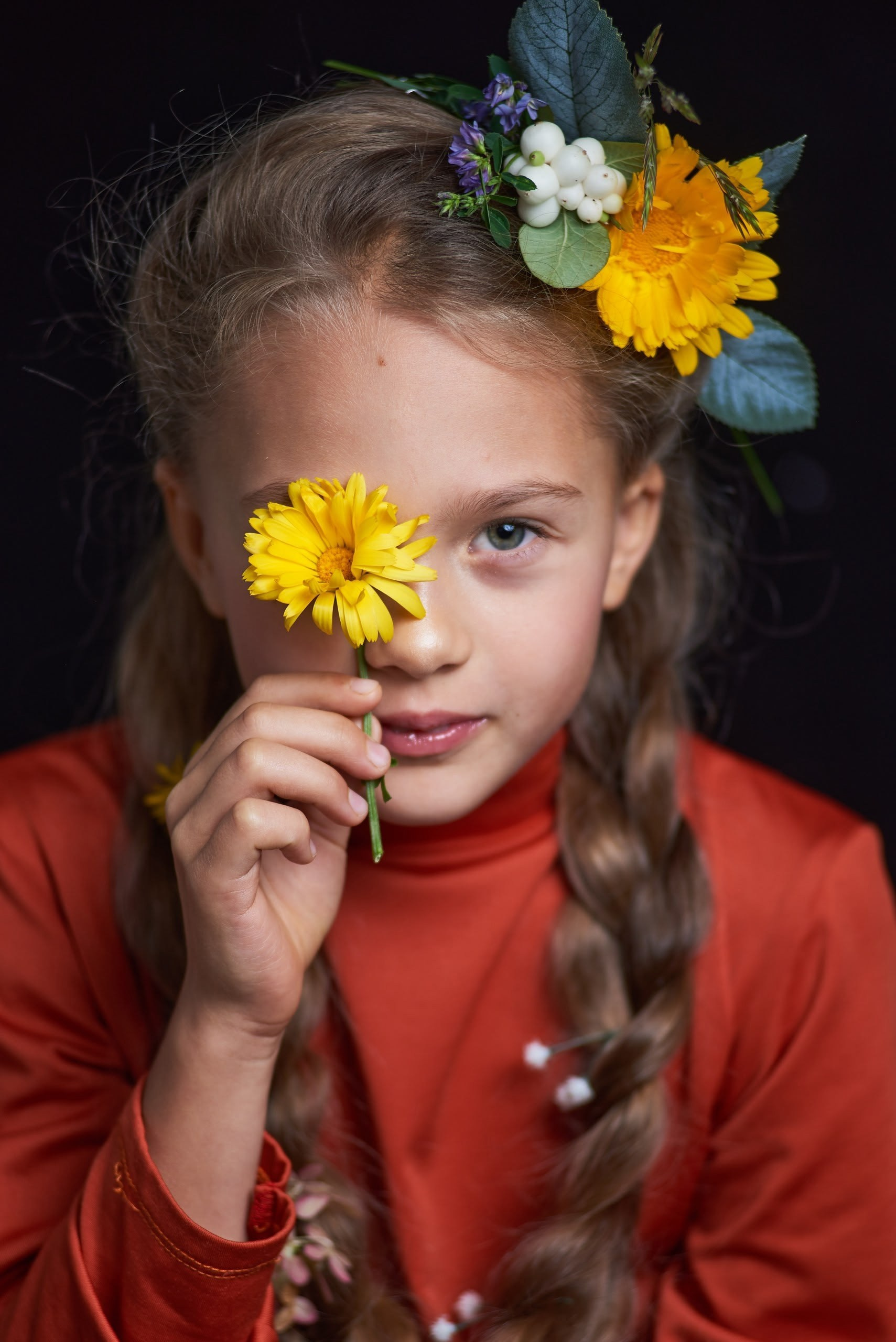 Детский студийный художественный портрет - девочка с цветами