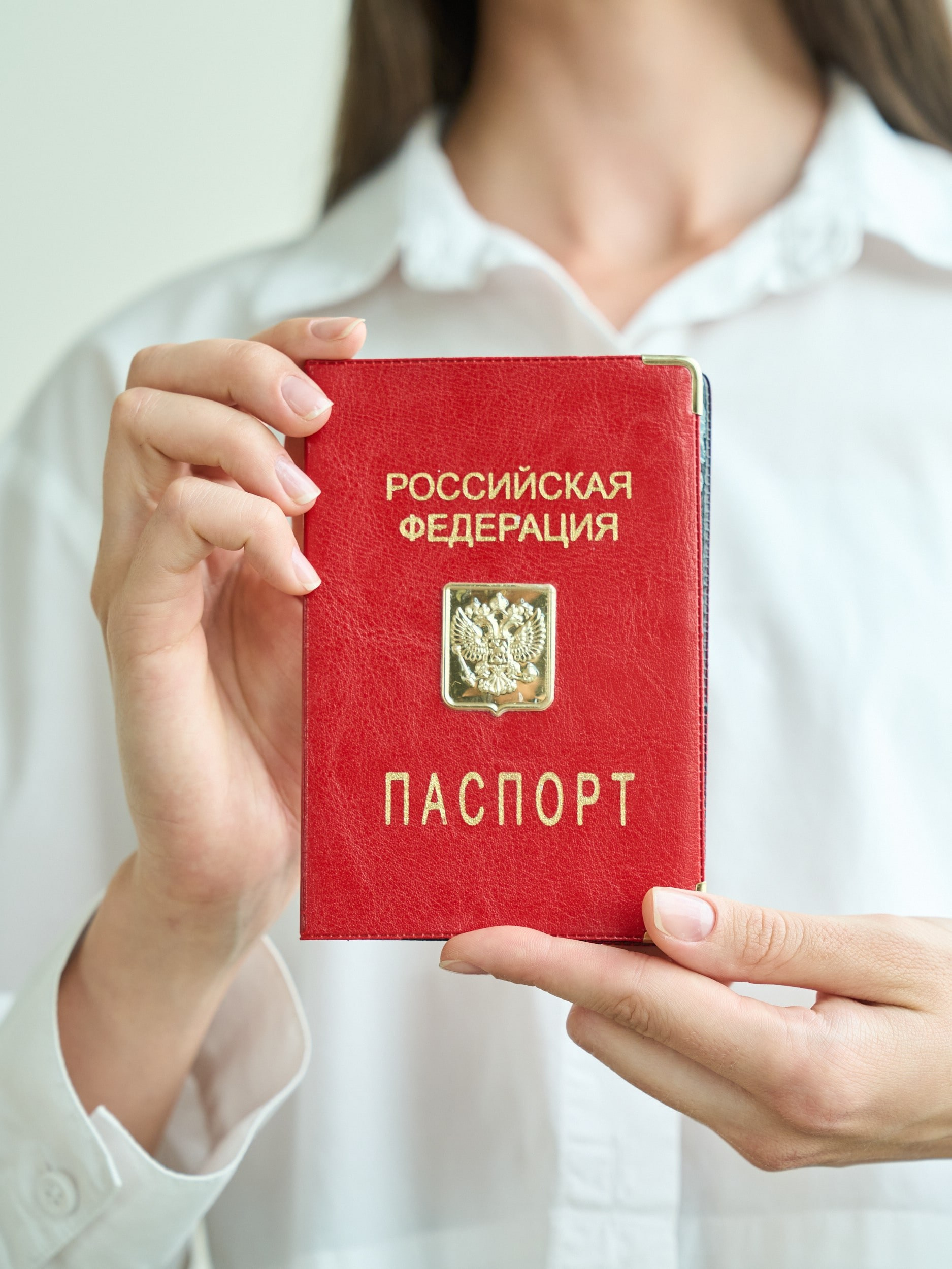 Предметная съемка стильного аксессуара с фокусом на деталях.