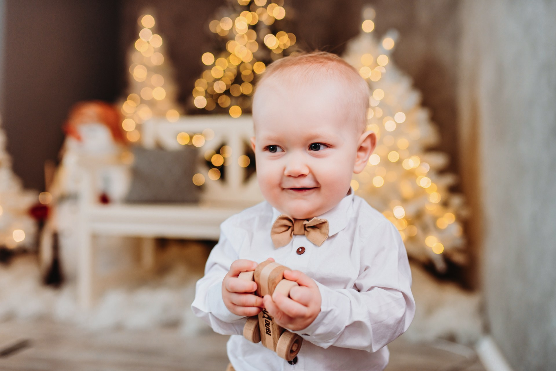 Малыш улыбается в новогодней студии. Ольга Ли свадебный семейный фотограф Иркутск