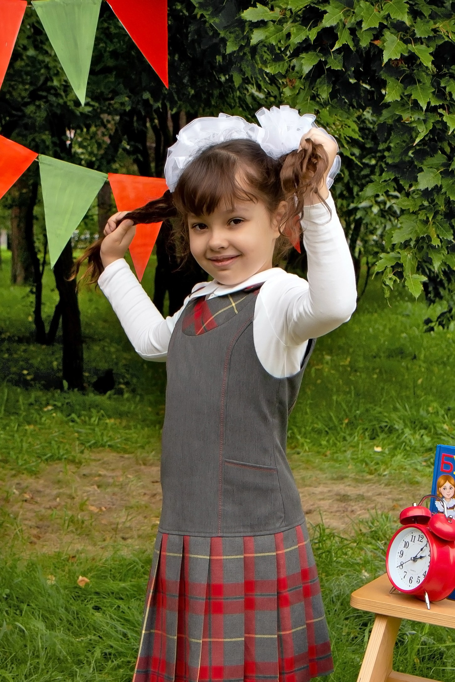 Школьная фотосессия на улице. Фотограф в Шелехове, лучшие выпускные альбомы в Шелехове