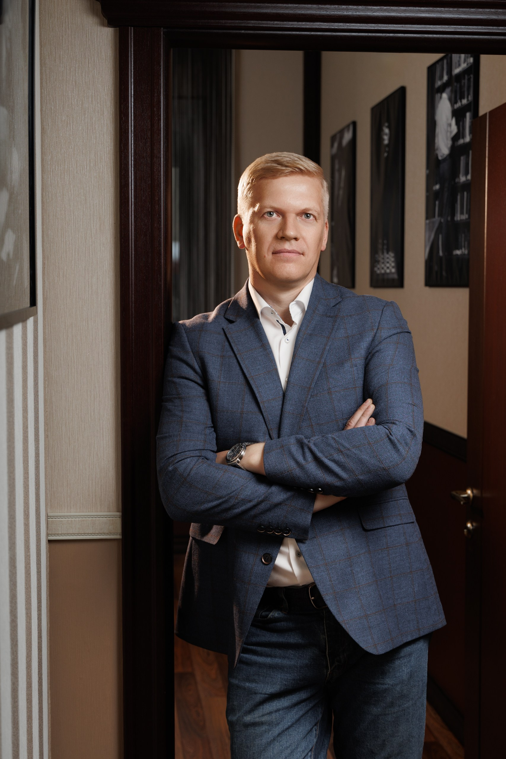 Профессиональный бизнес-портрет мужчины с акцентом на уверенное выражение лица