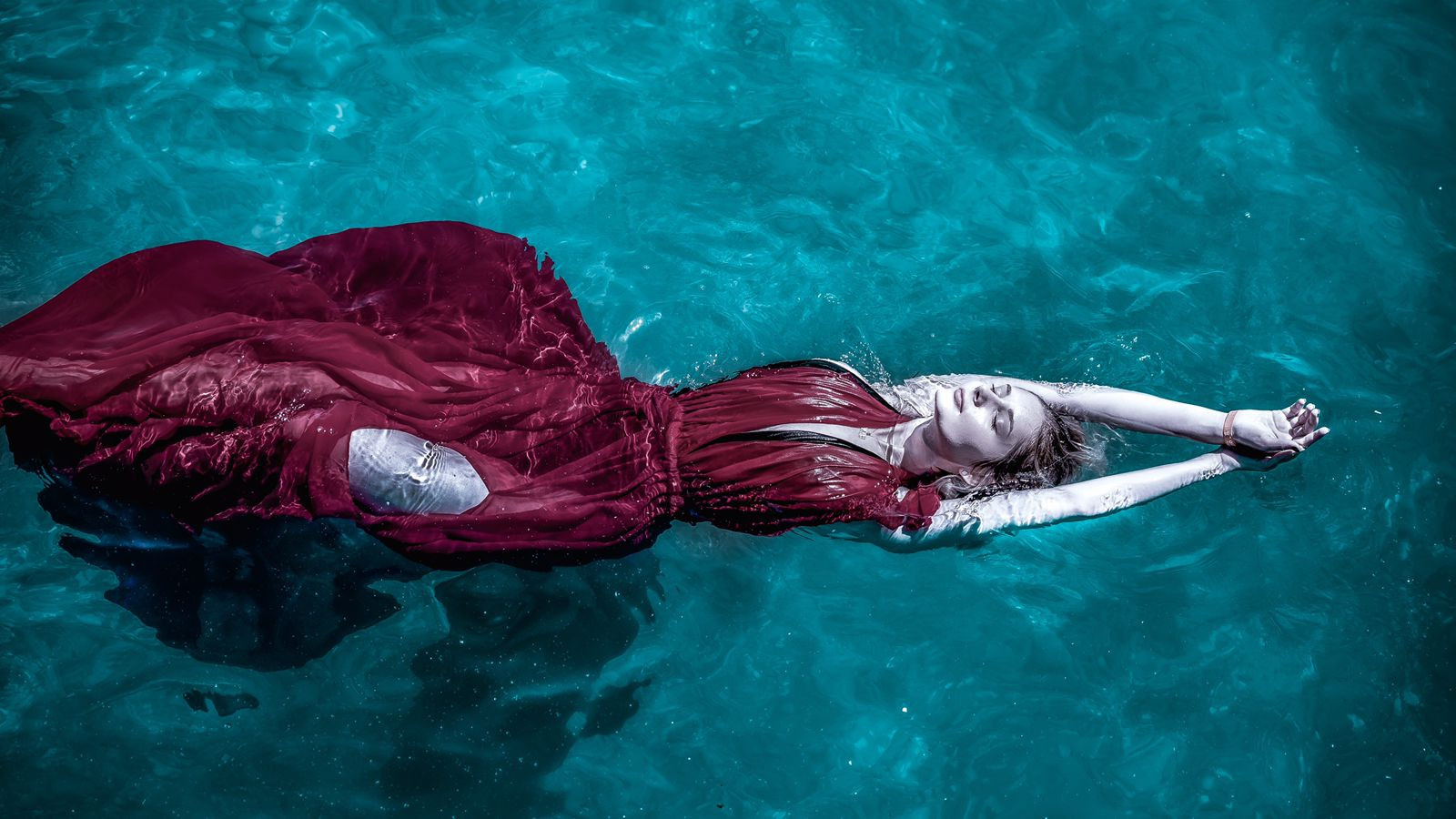 Красное платье. Профессиональный фотограф в Турции Анталии Кемере Сиде Белеке Алании