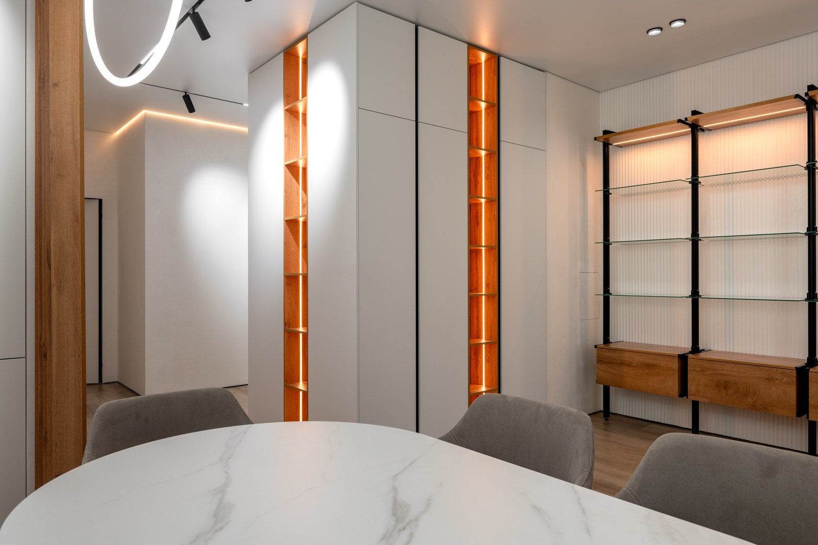 Дизайн интерьера квартиры в современном стиле. Свет в интерьере. Ремонт под ключ в Москве, Екатеринбурге, Челябинске. Фото реализованного дизайн проекта