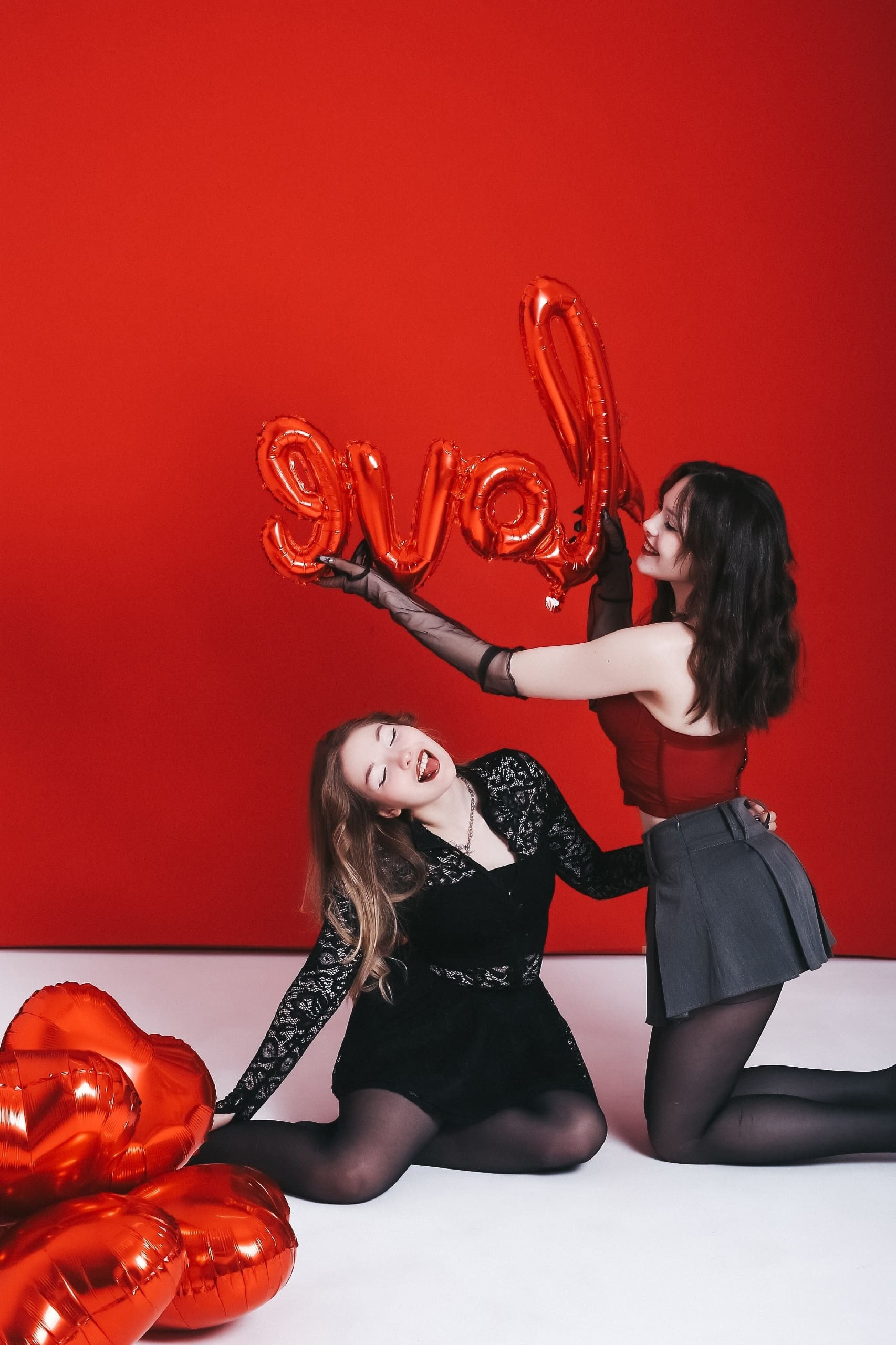 Love Selfie — друзья, фон красный, свет нежность, цвет