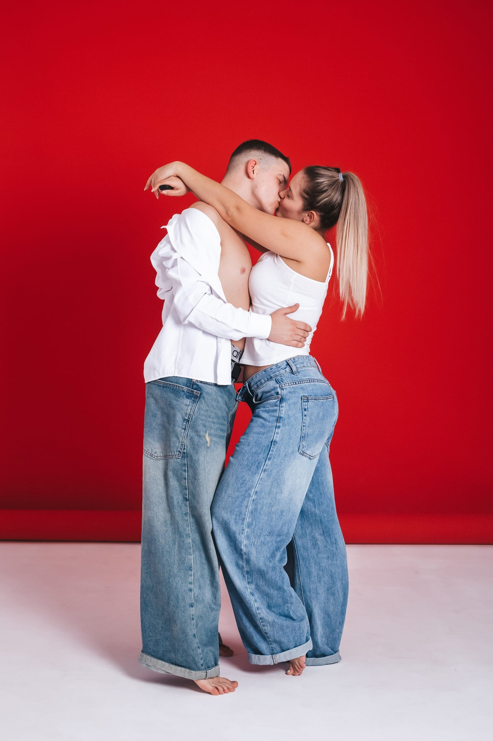 Love Selfie — пара, фон красный, свет нежность, цвет