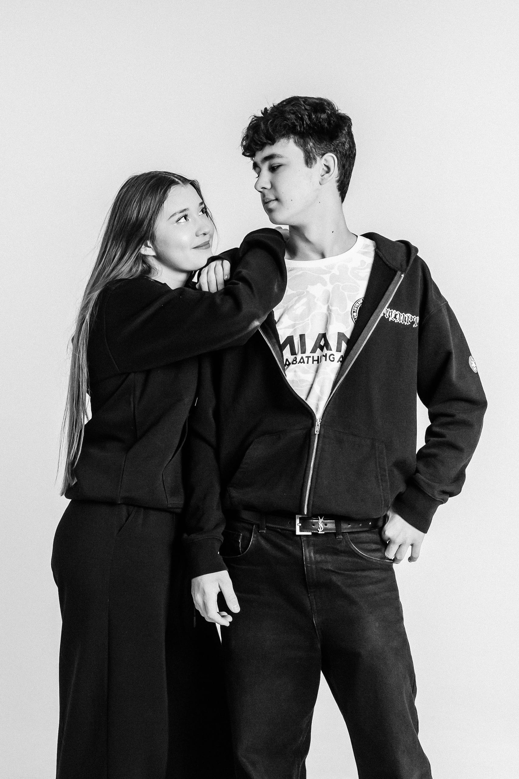 Love Selfie — пара, фон белый, свет нежность, чб