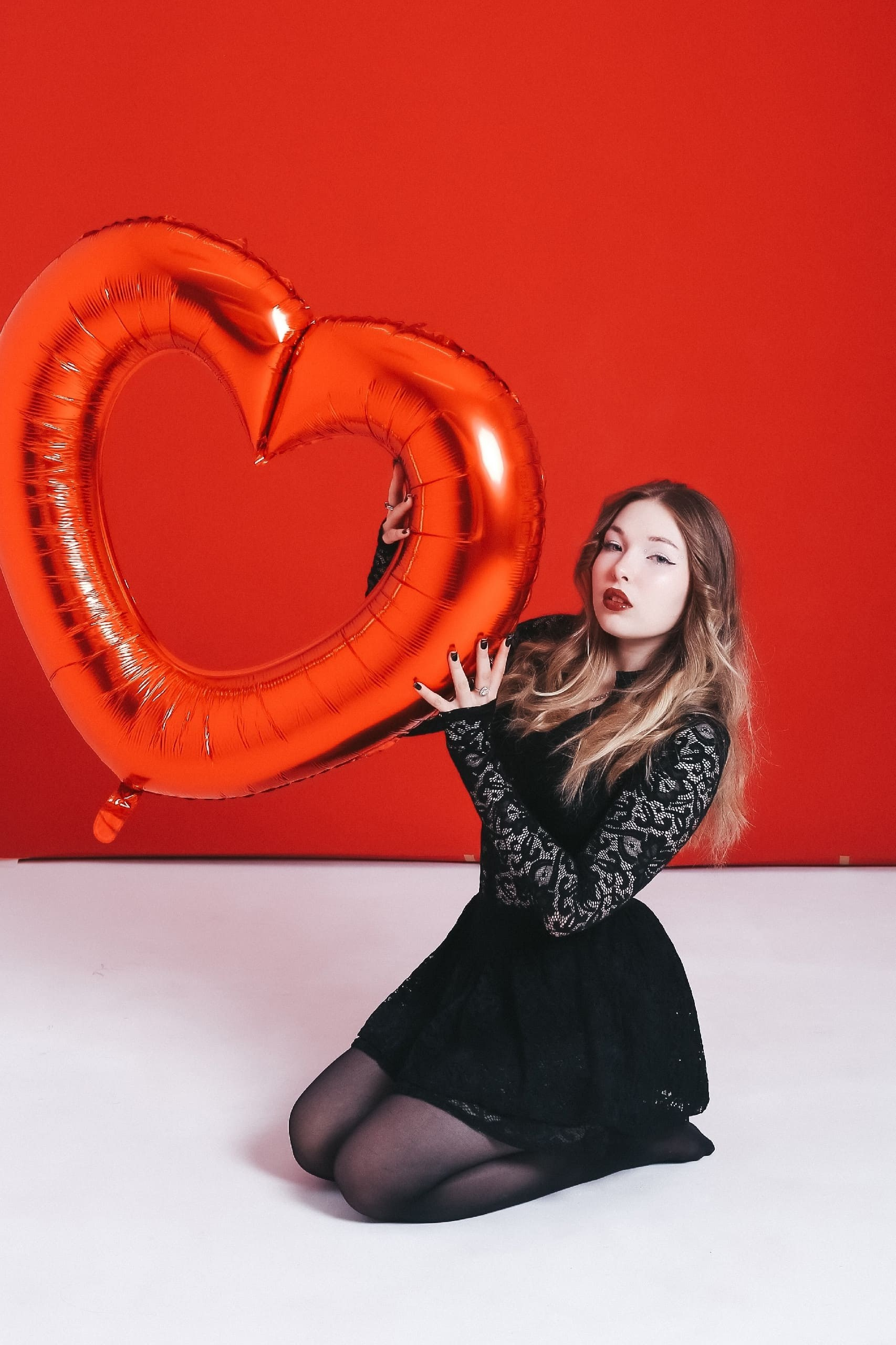 Love Selfie — женщина, фон красный, свет нежность, цвет