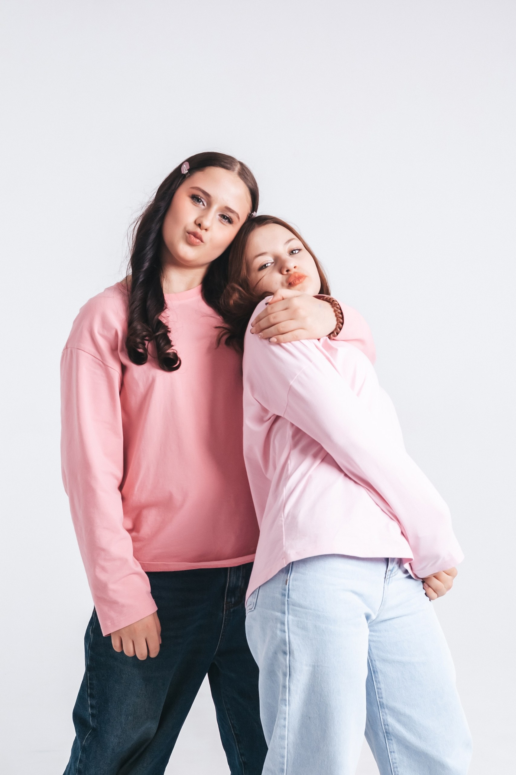 Love Selfie — друзья день рождения, фон белый, свет нежность, цвет