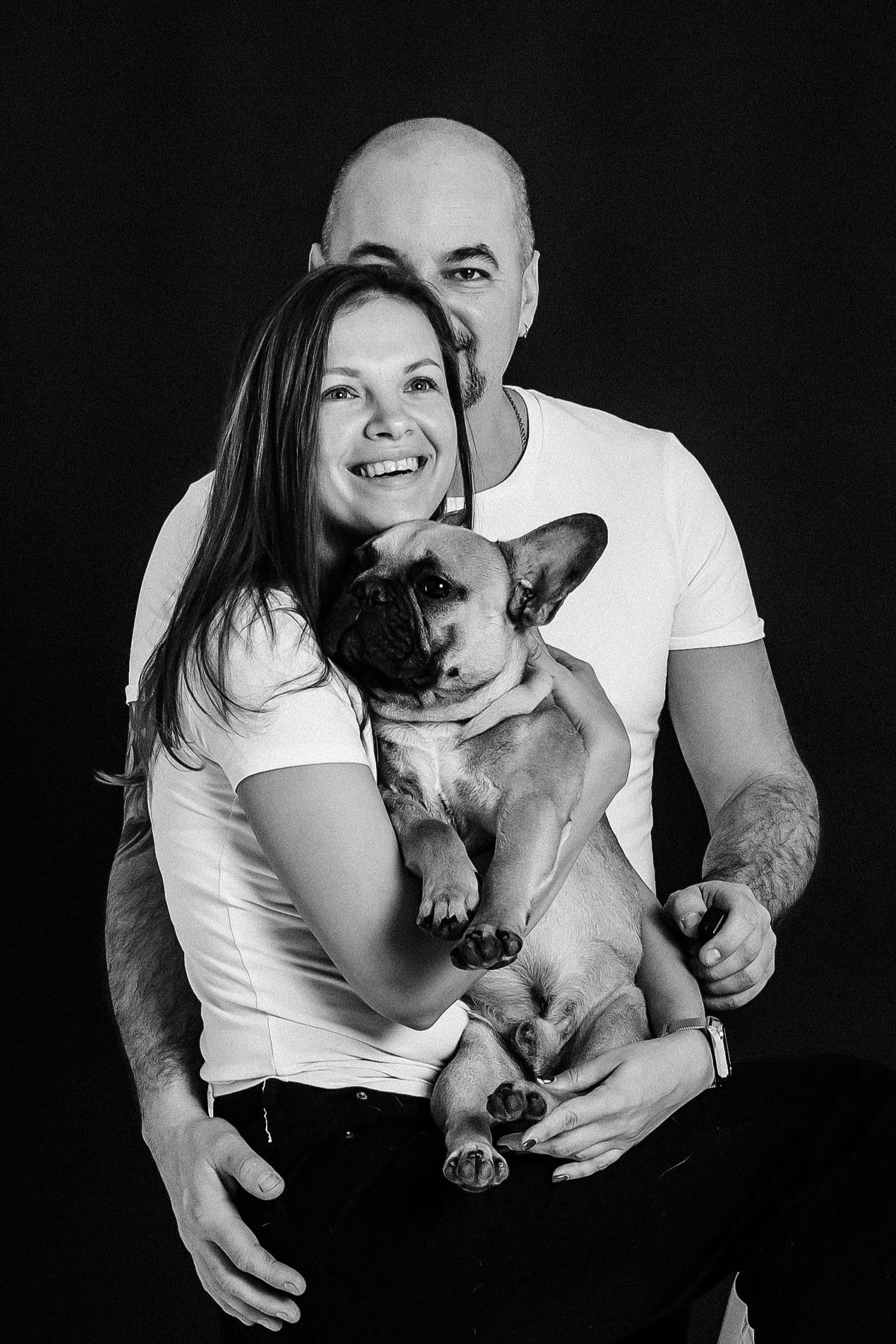 Love Selfie — пара питомец, фон черный, свет нежность, чб