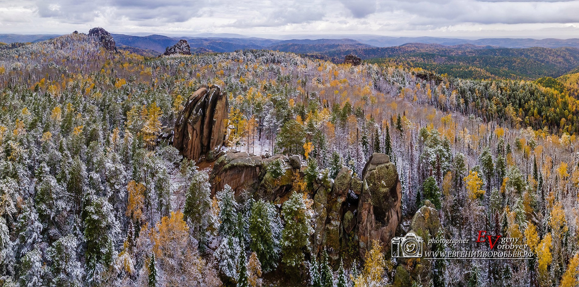 Экскурсия национальный парк заповедник Красноярские столбы цена заказать забронировать фото тур интересные места достопримечательности что посмотреть где побывать в Красноярске  Туристический маршрут центральные столбы скала Перья Дед Львиные ворота первый второй столб Фотосессия фотограф Красноярск природа пейзаж аэросъёмка с FPV дрона квадрокоптера