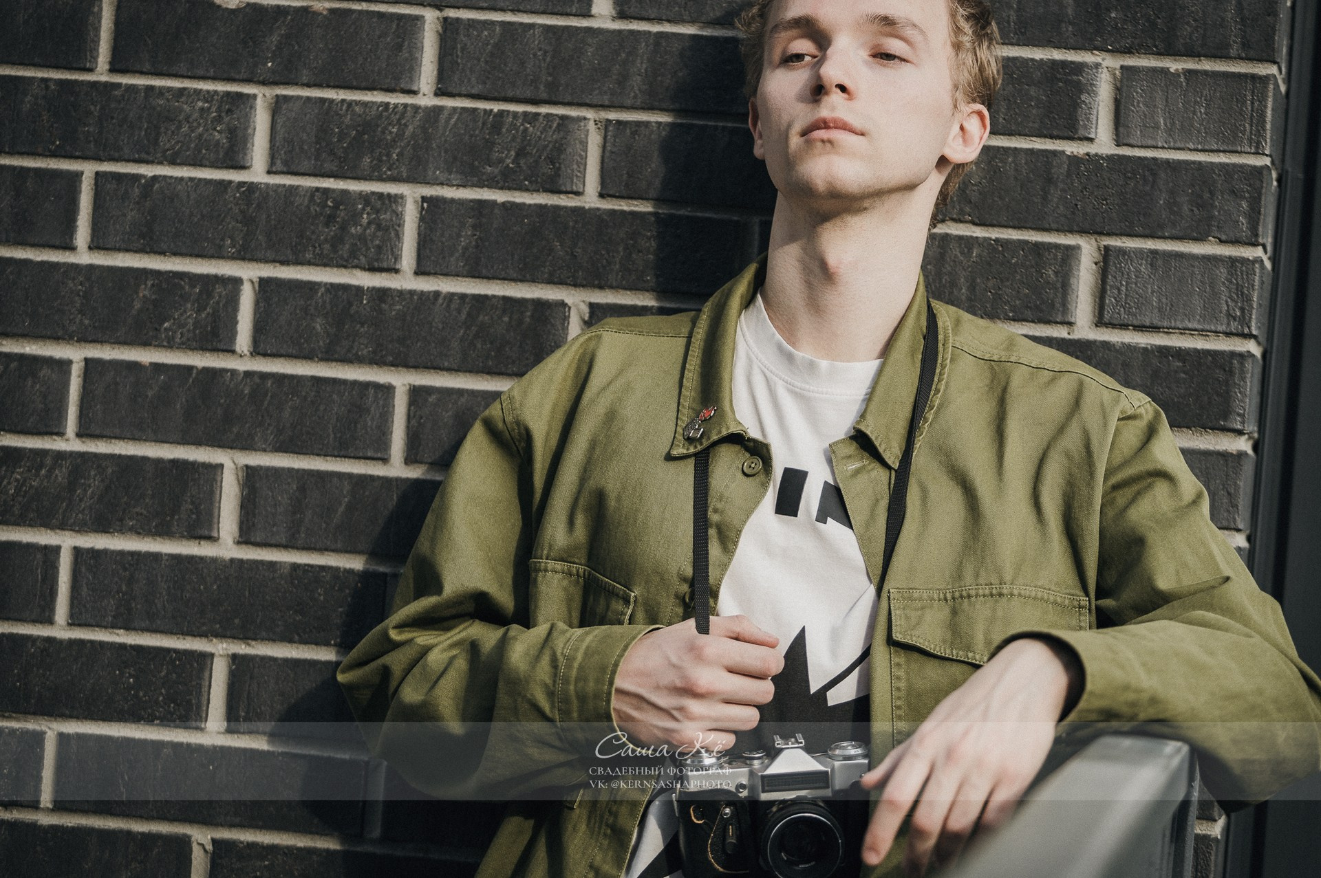 Фэшн фотосессия на открытом воздухе, инские холмы, парень — Саша Кё, фотограф Новосибирск