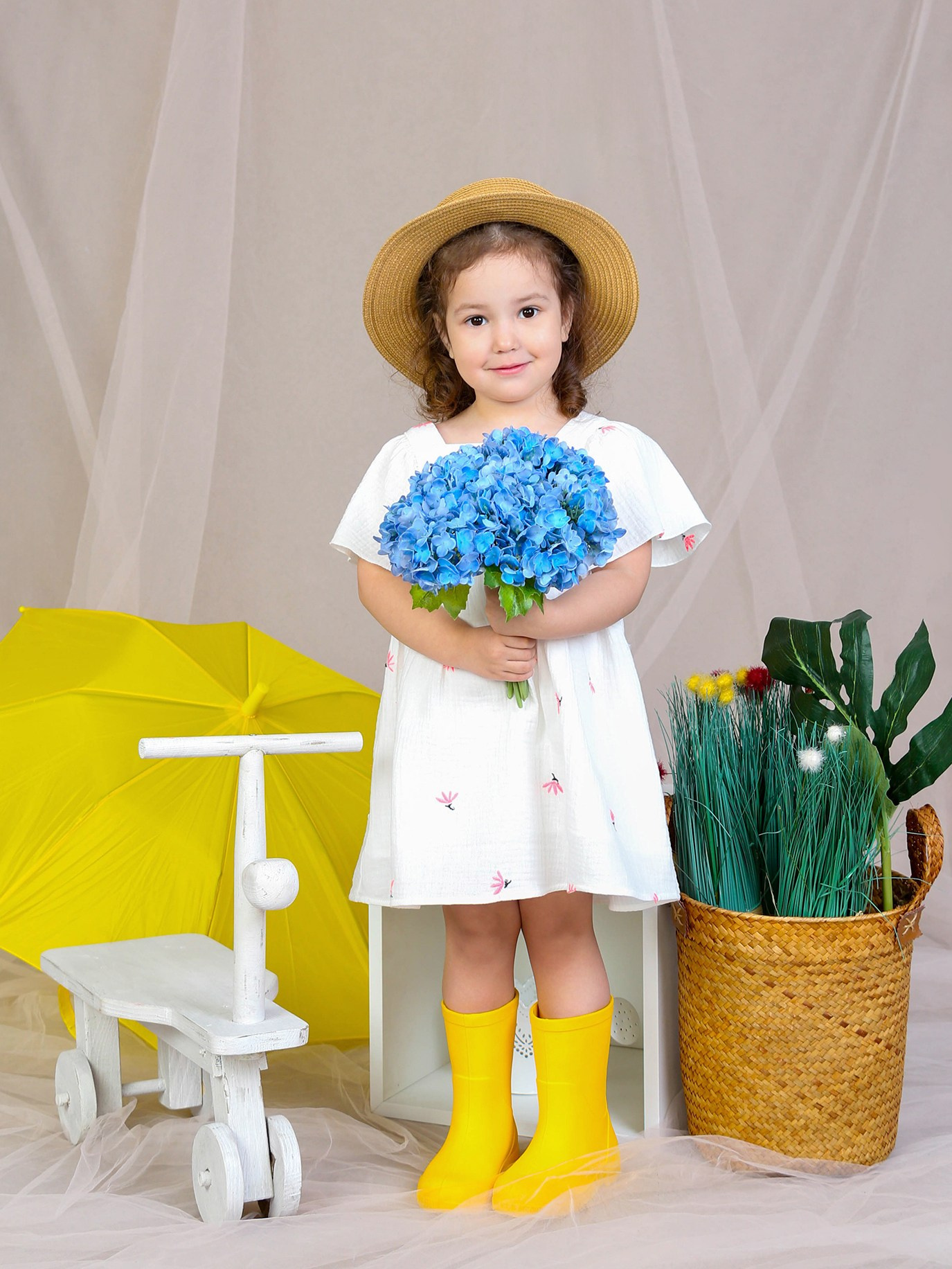 Общее фото в детском саду с выездным реквизитом в Тюмени. Выпускные альбомы в Тюмени для школ, садов, вузов спортивных секций