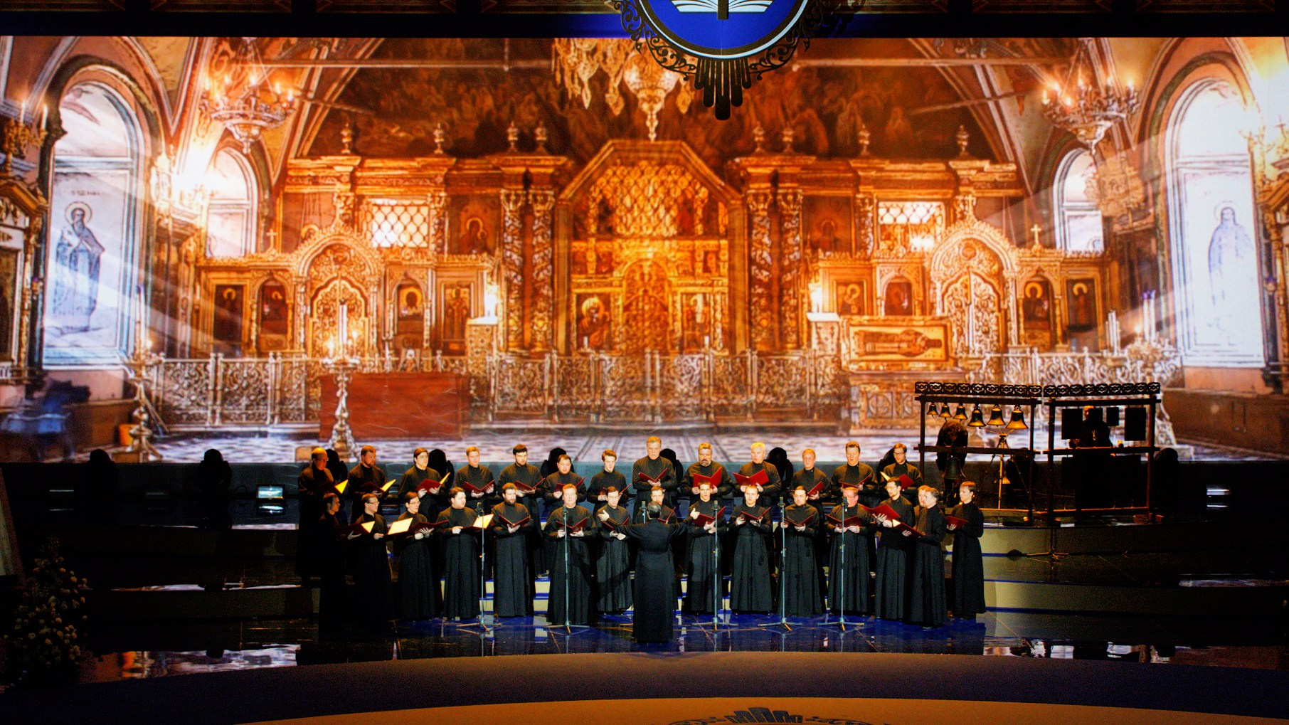 Выступление хора на концерте духовной музыки на фоне проекции православного храма, концертная фотосъемка